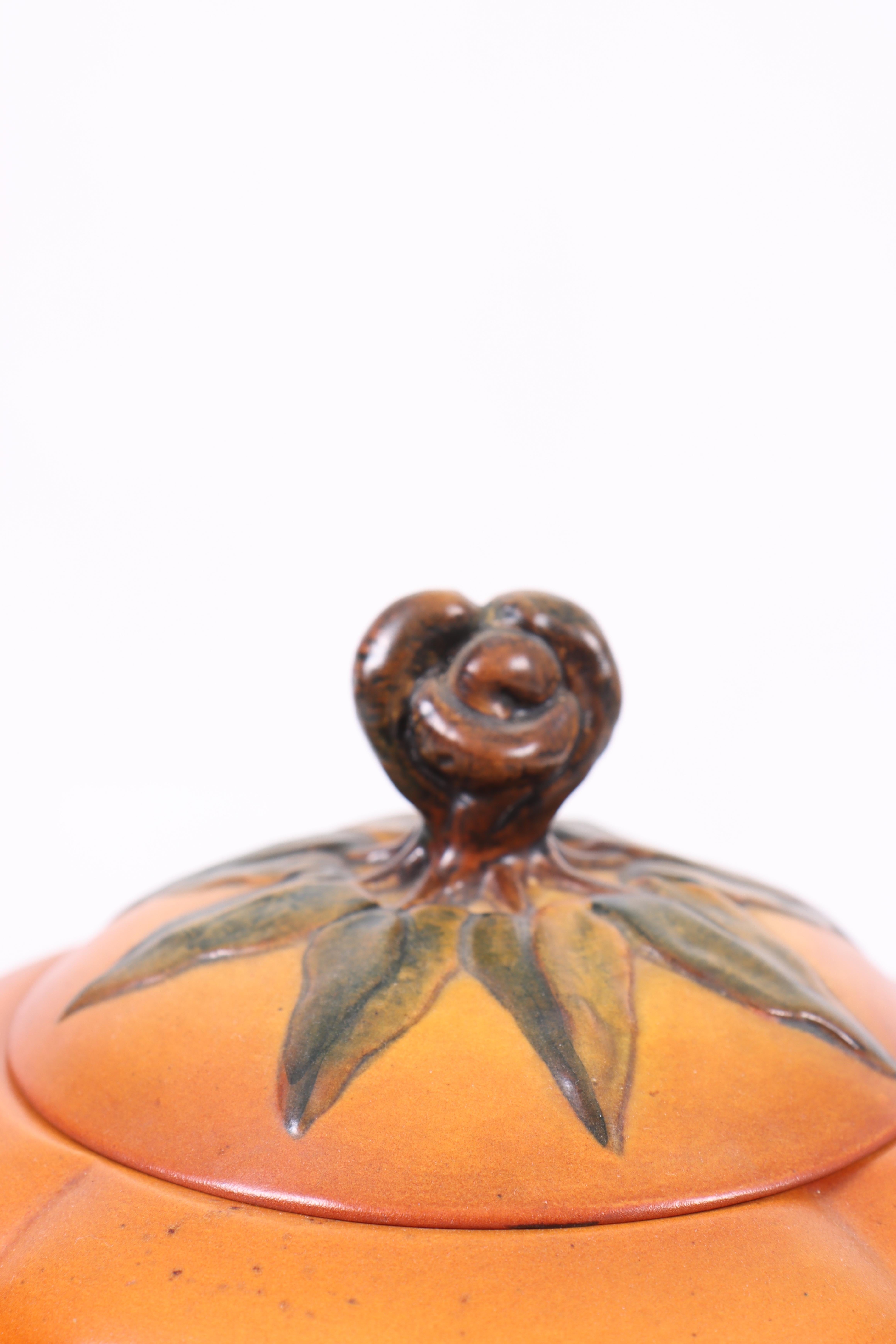 Vase en céramique avec couvercle, conçu et fabriqué par Ibsen Enke au Danemark, années 1940.