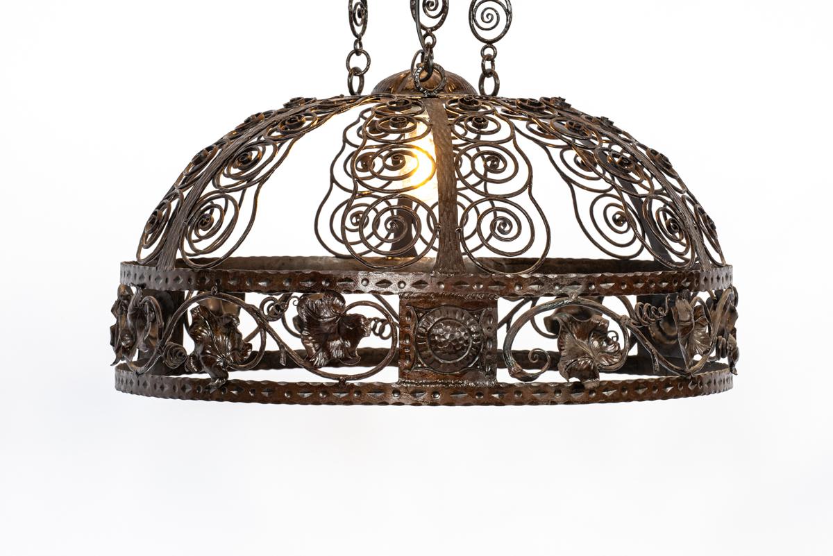Art nouveau Lampe ou lustre unique en fer forgé ancien de couleur marron foncé. en vente