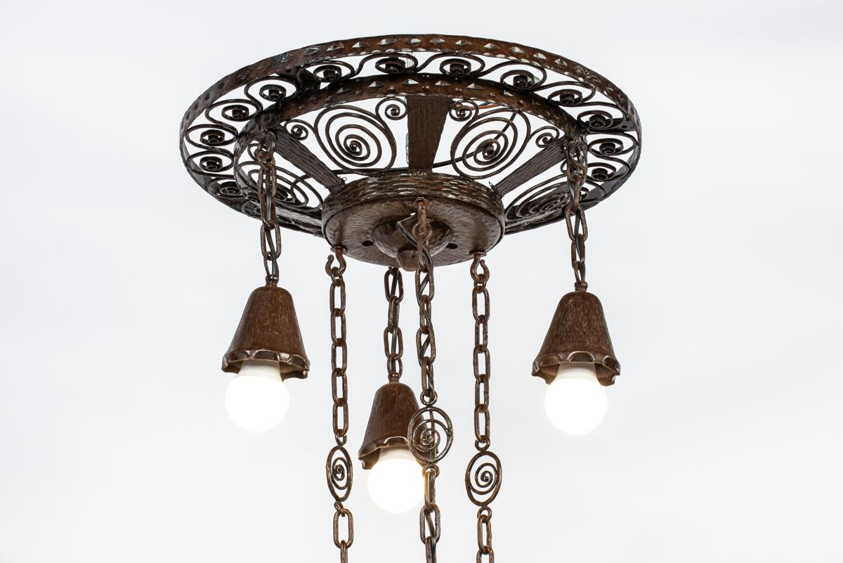 Français Lampe ou lustre unique en fer forgé ancien de couleur marron foncé. en vente