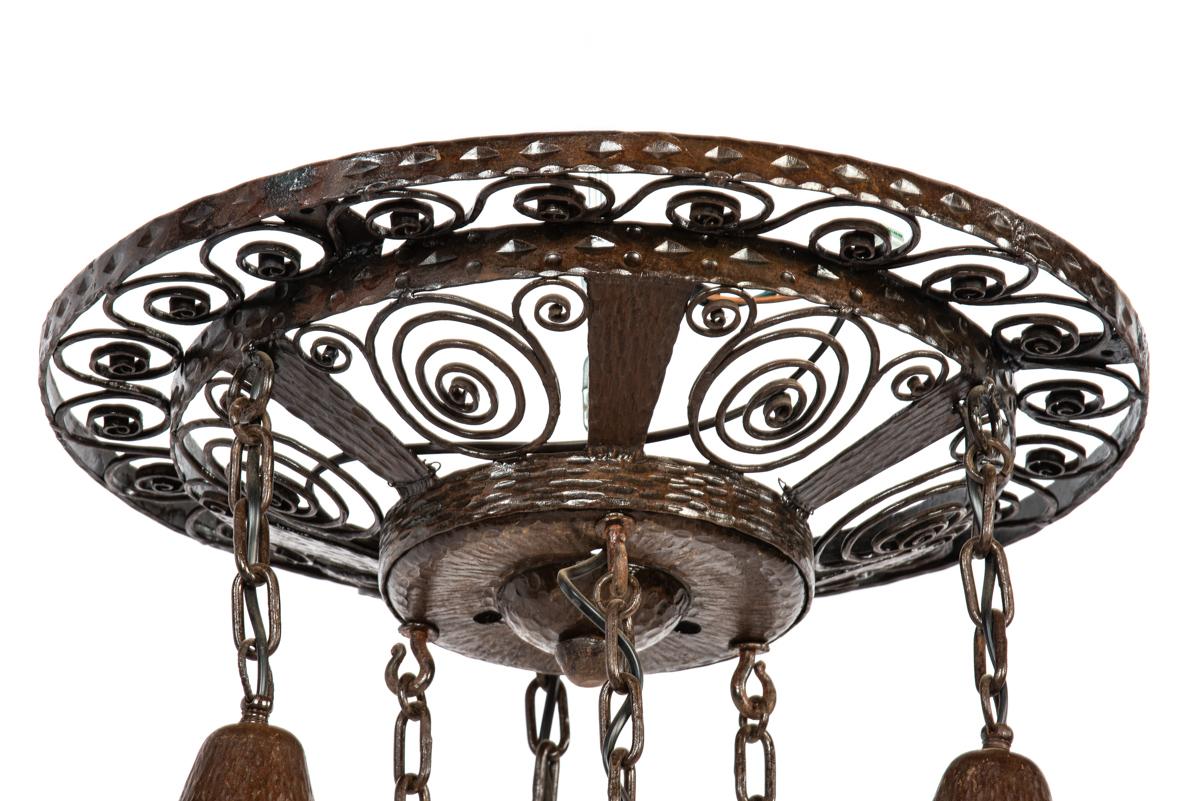 Lampe ou lustre unique en fer forgé ancien de couleur marron foncé. Bon état - En vente à Casteren, NL