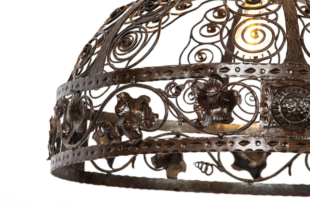 20ième siècle Lampe ou lustre unique en fer forgé ancien de couleur marron foncé. en vente