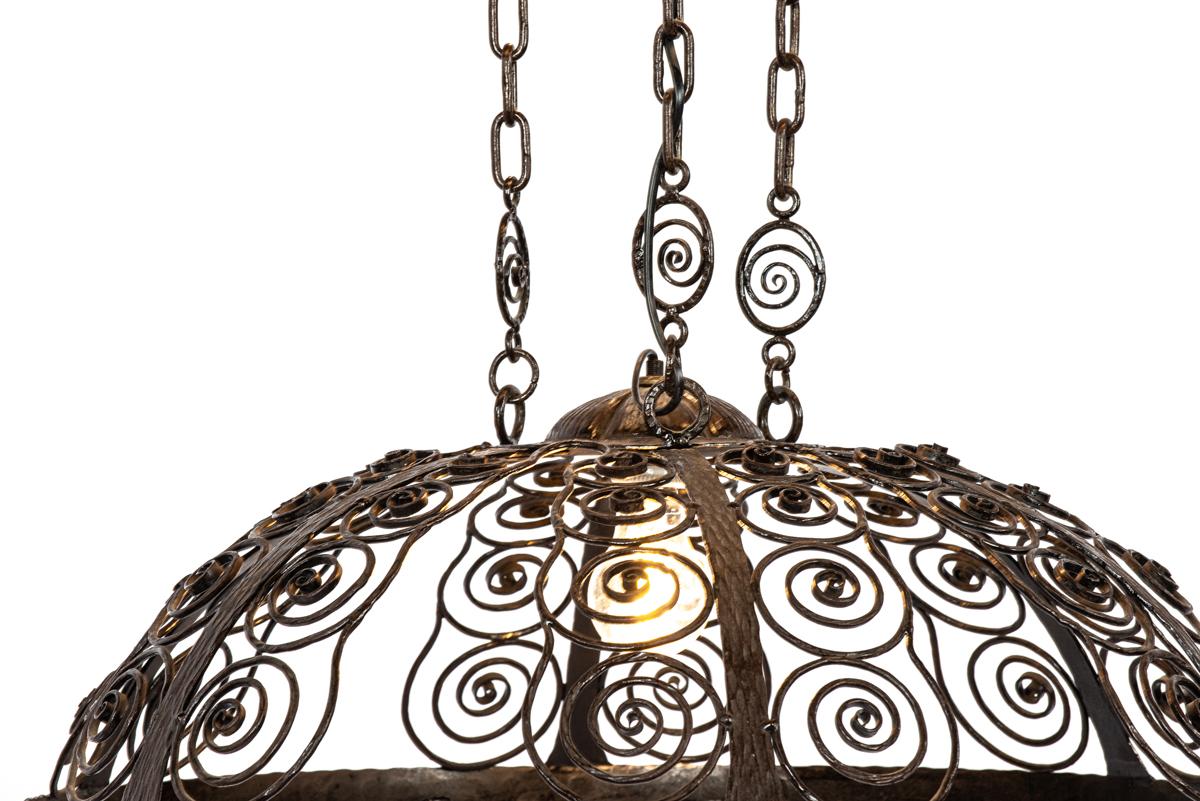 Fer forgé Lampe ou lustre unique en fer forgé ancien de couleur marron foncé. en vente