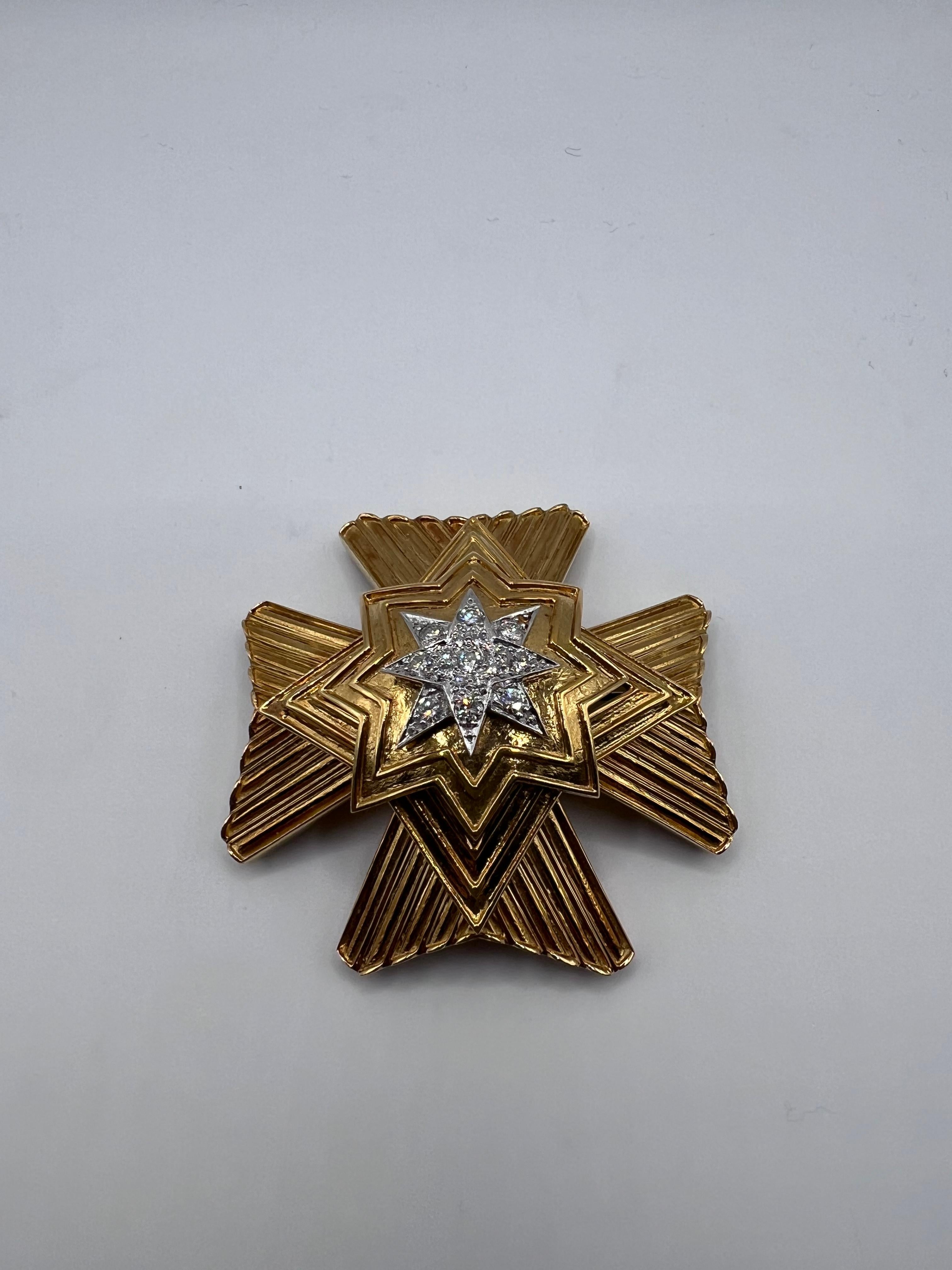 Diese vom renommierten Juwelier David Webb signierte Anstecknadel zeigt das ikonische Malteserkreuz-Design. Die aus luxuriösem 18-karätigem Gold gefertigte Brosche ist mit Diamanten verziert.

Dieses Stück ist ein zeitloser Schatz und verkörpert die