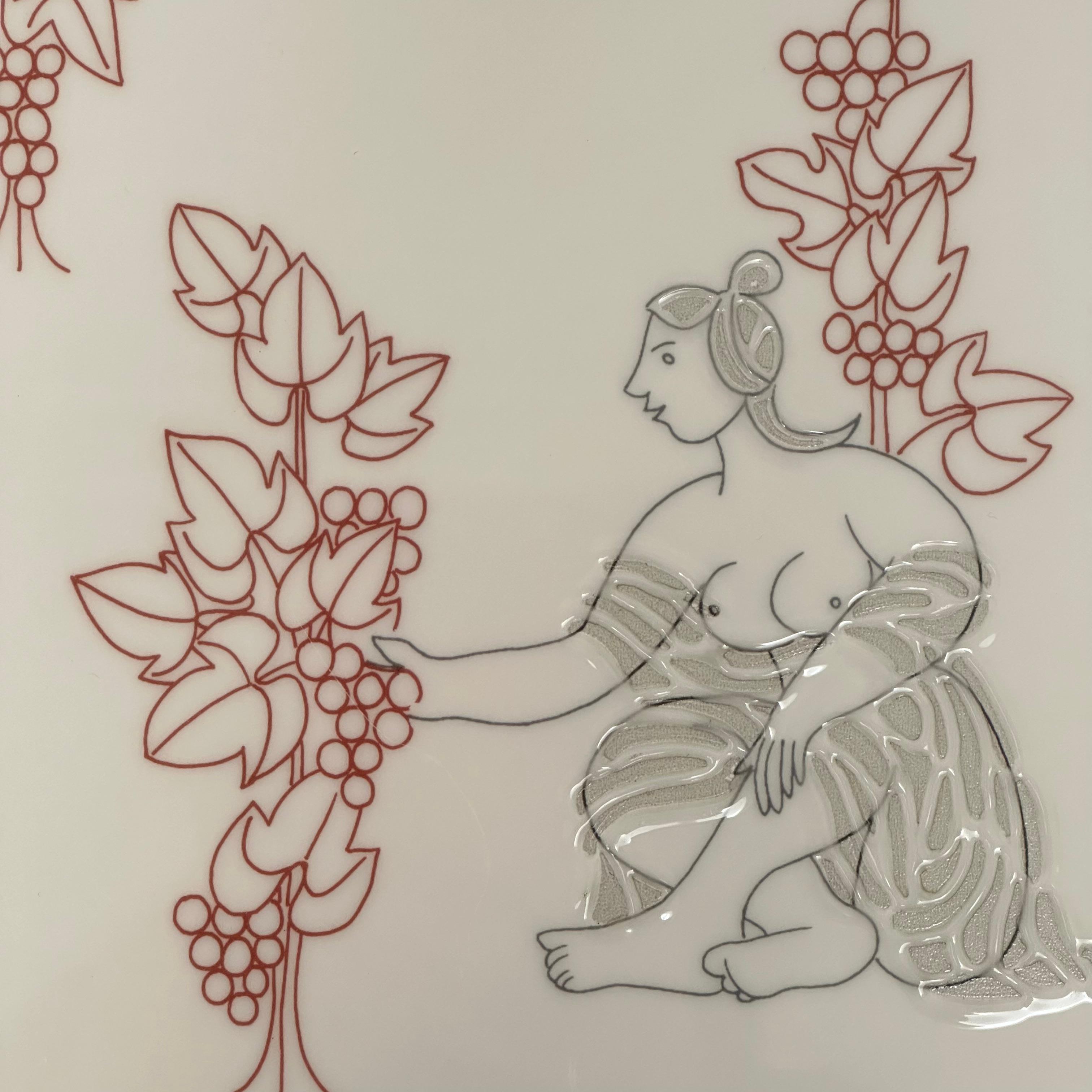 Decorazione unica su terracotta realizzata su ordinazione dall'artista per la famosa azienda italiana di ceramiche decorative Marazzi.
Un'ode all'amore e al vino portata da una musa trattata con una tavolozza di toni molto tenui.
Un leggero rilievo