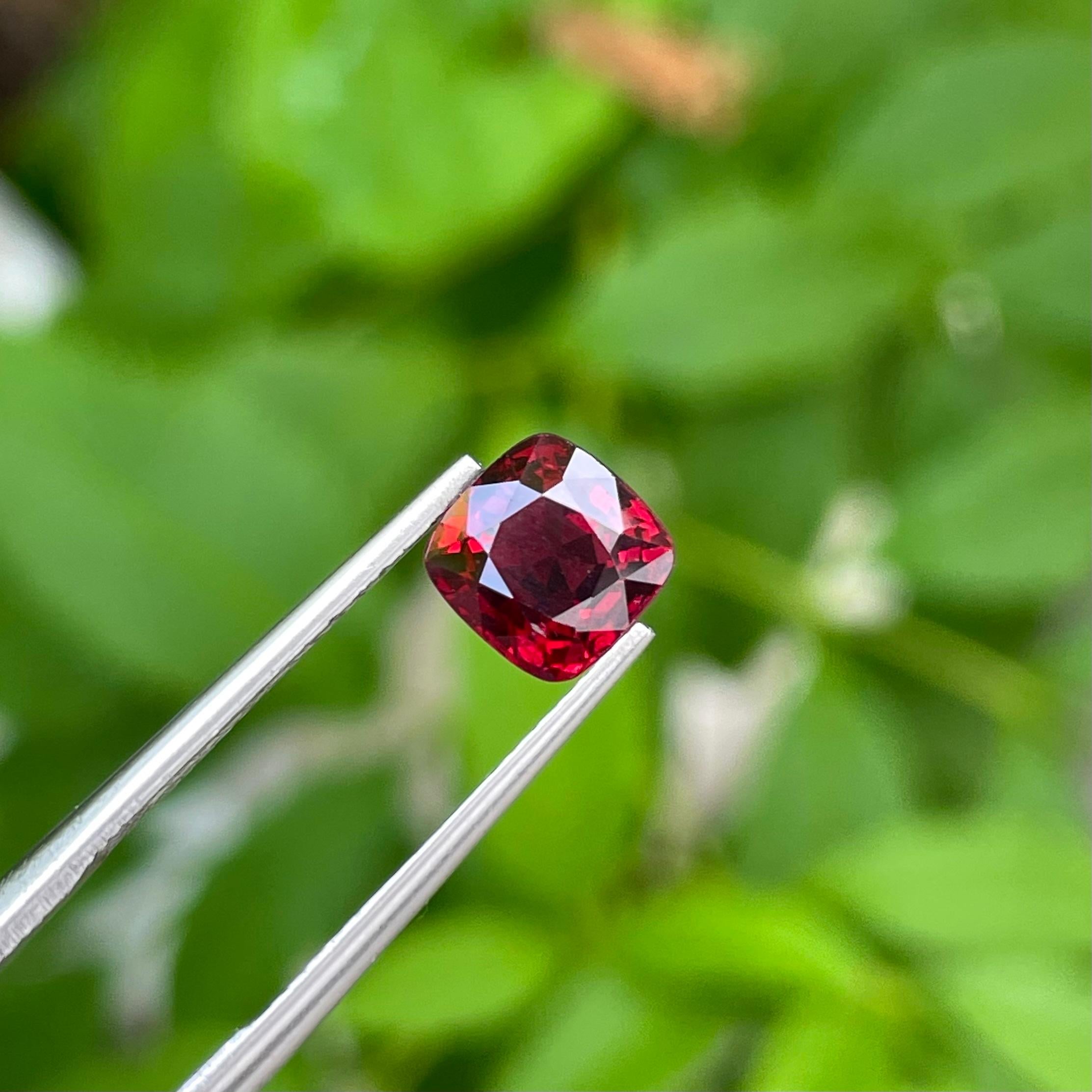Unique Deep Red Burmese Spinel 1.75 carats Cushion Cut Natural Gemstone In New Condition For Sale In Bangkok, TH