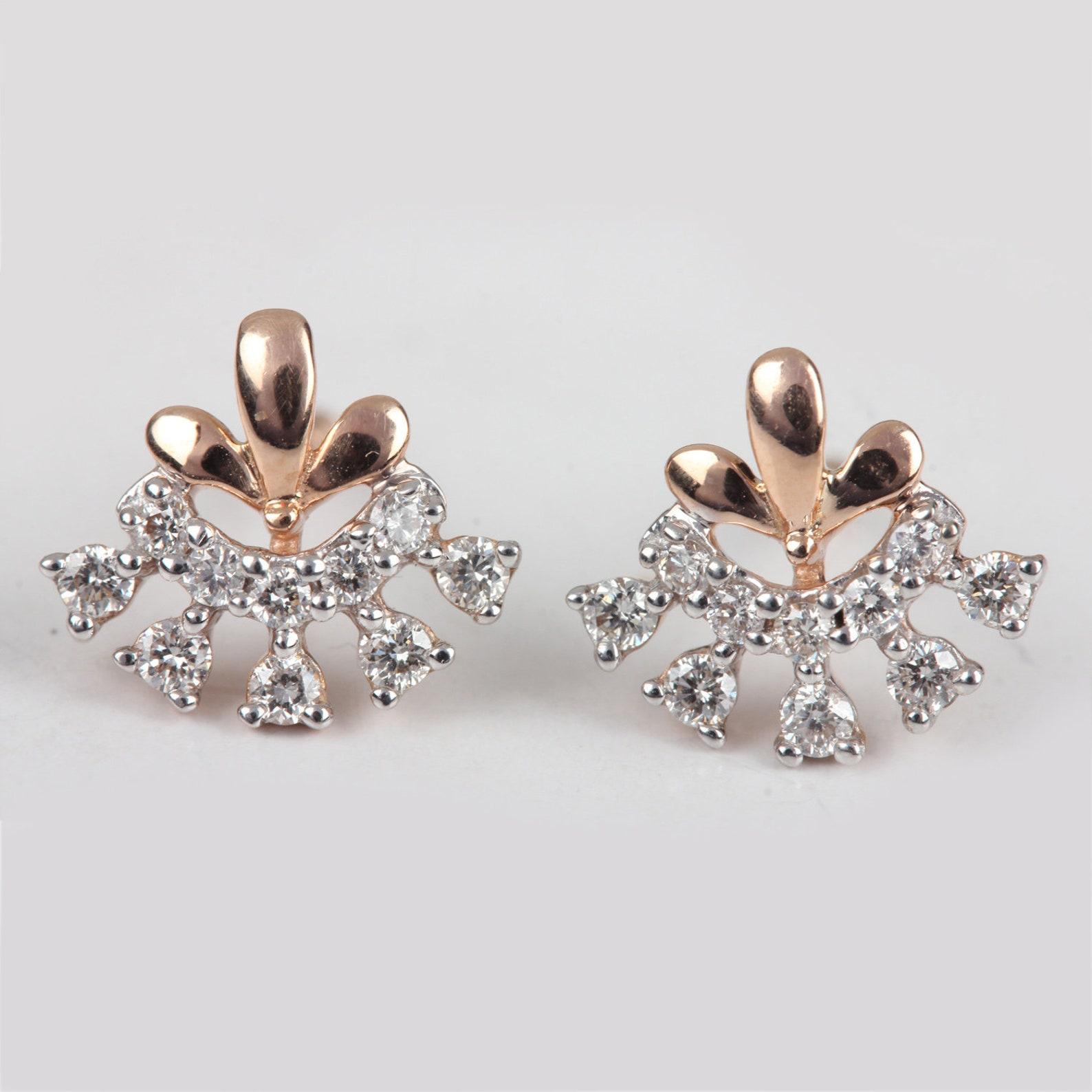 Boucles d'oreilles magnifiques en or jaune 14 carats avec diamants pavés naturels, design unique.

Fermeture : Fermeture à vis

Longueur : 7 millimètres

Largeur : 5 millimètres

Or 14k Poids : 1,16 grammes

Poids du diamant : 0,35 carats

Taille de