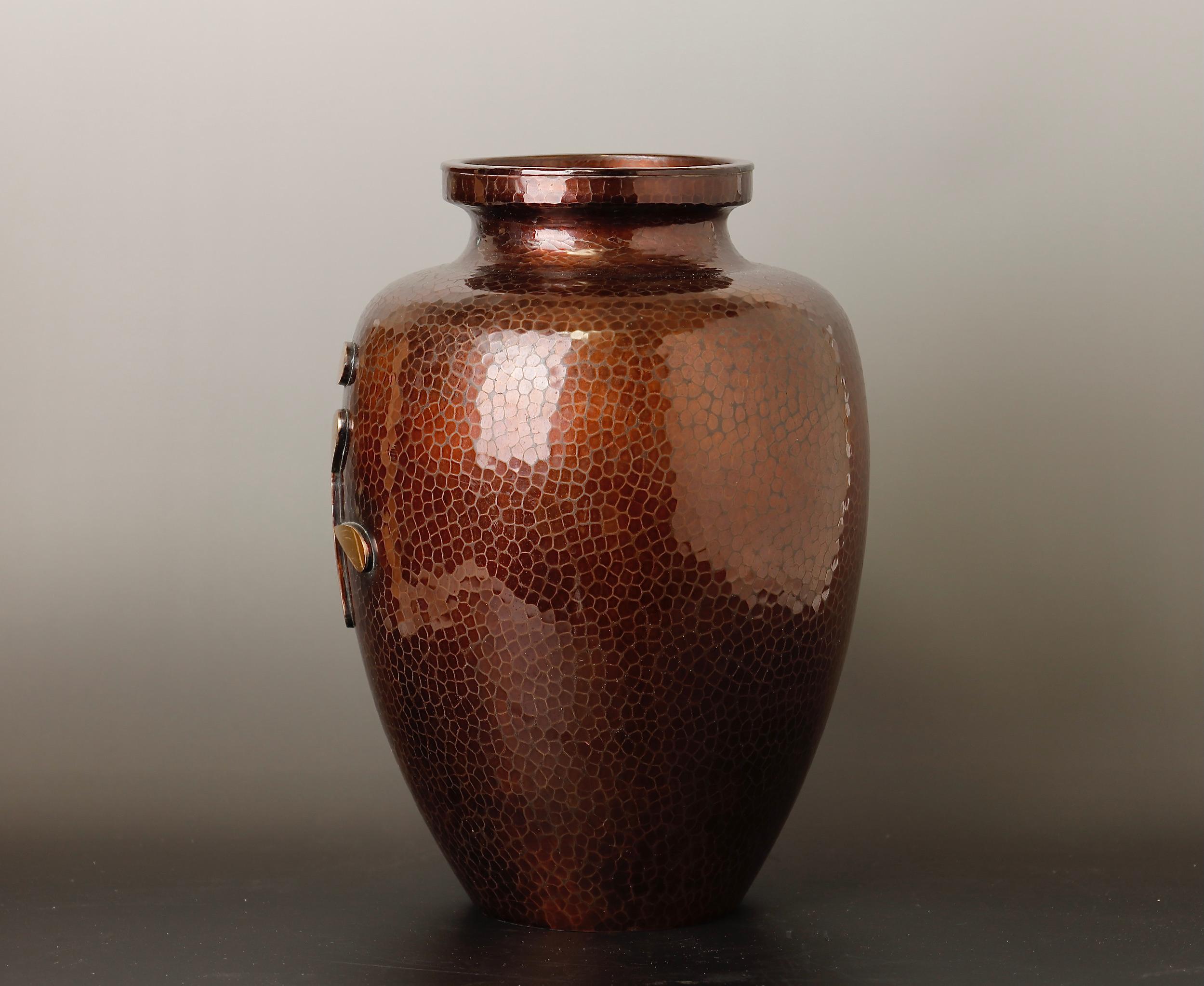 Unique Design Japanese Hand-Hammered Copper Vase by Kyuhodou In Good Condition For Sale In Fukuoka, JP