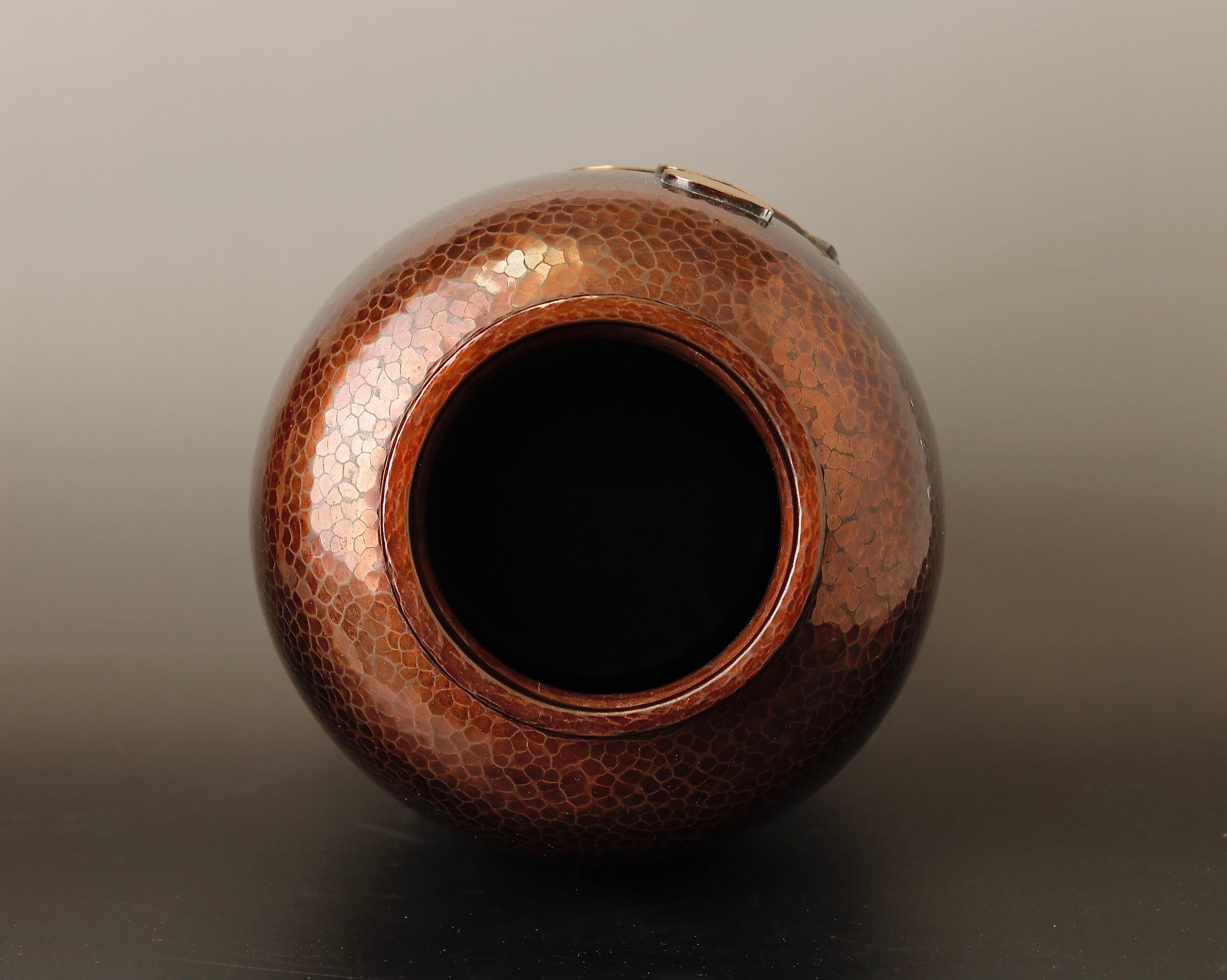 Unique Design Japanese Hand-Hammered Copper Vase by Kyuhodou For Sale 4