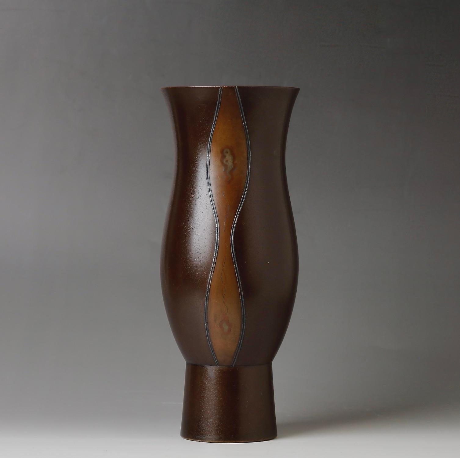 Giapponese Vaso di bronzo giapponese dal design unico firmato da Haruhiro in vendita