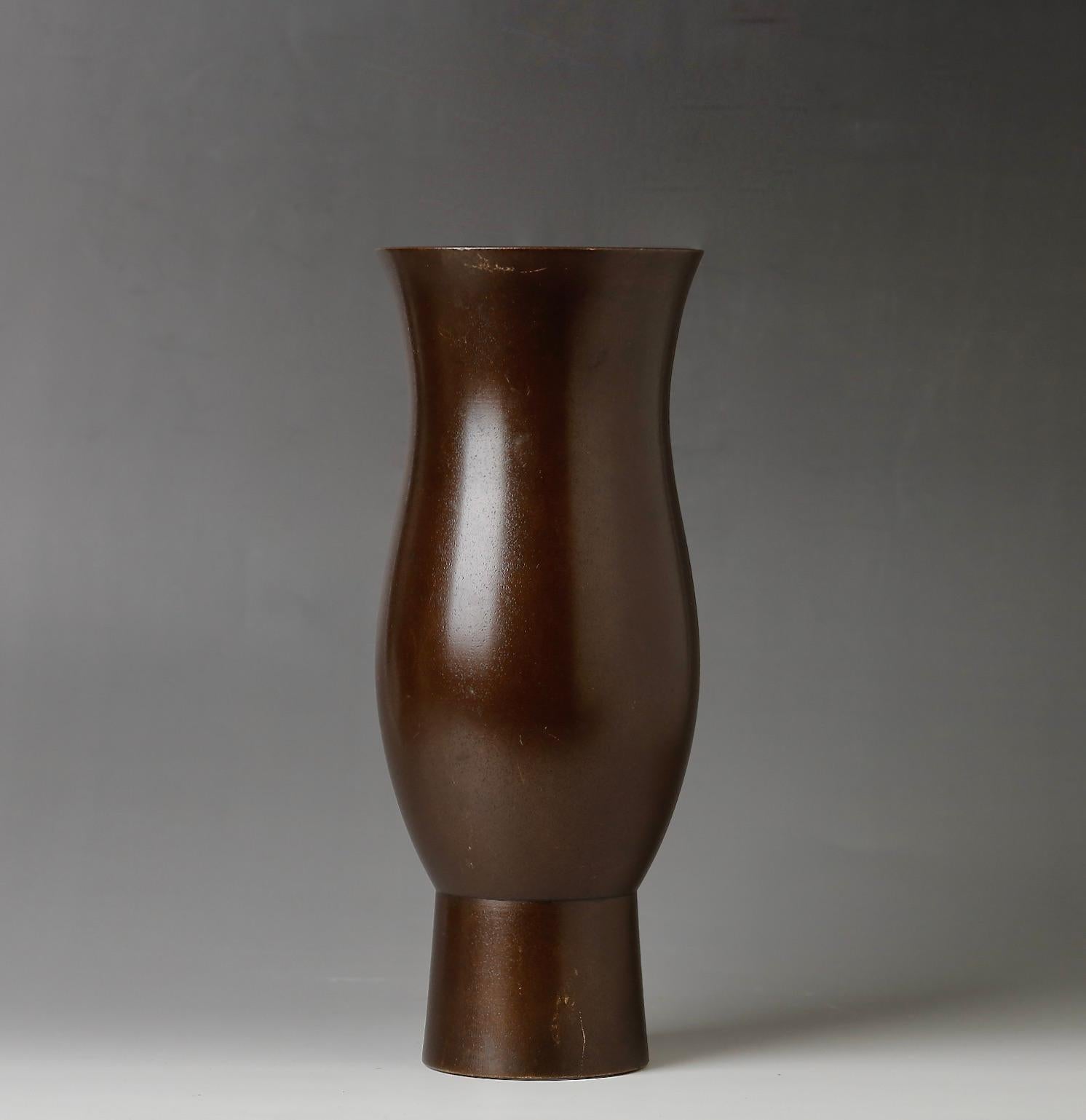 XX secolo Vaso di bronzo giapponese dal design unico firmato da Haruhiro in vendita