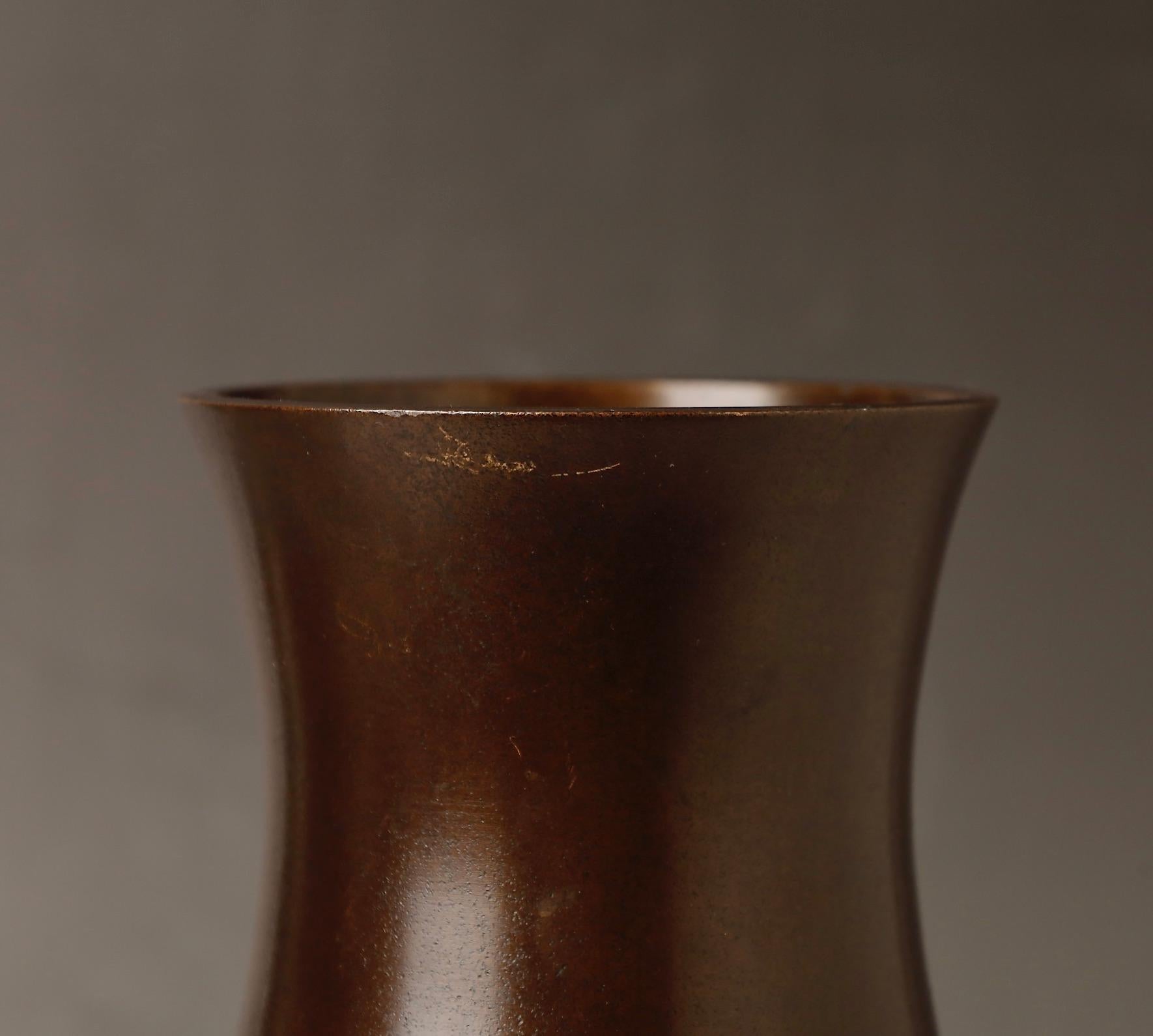 Bronzo Vaso di bronzo giapponese dal design unico firmato da Haruhiro in vendita