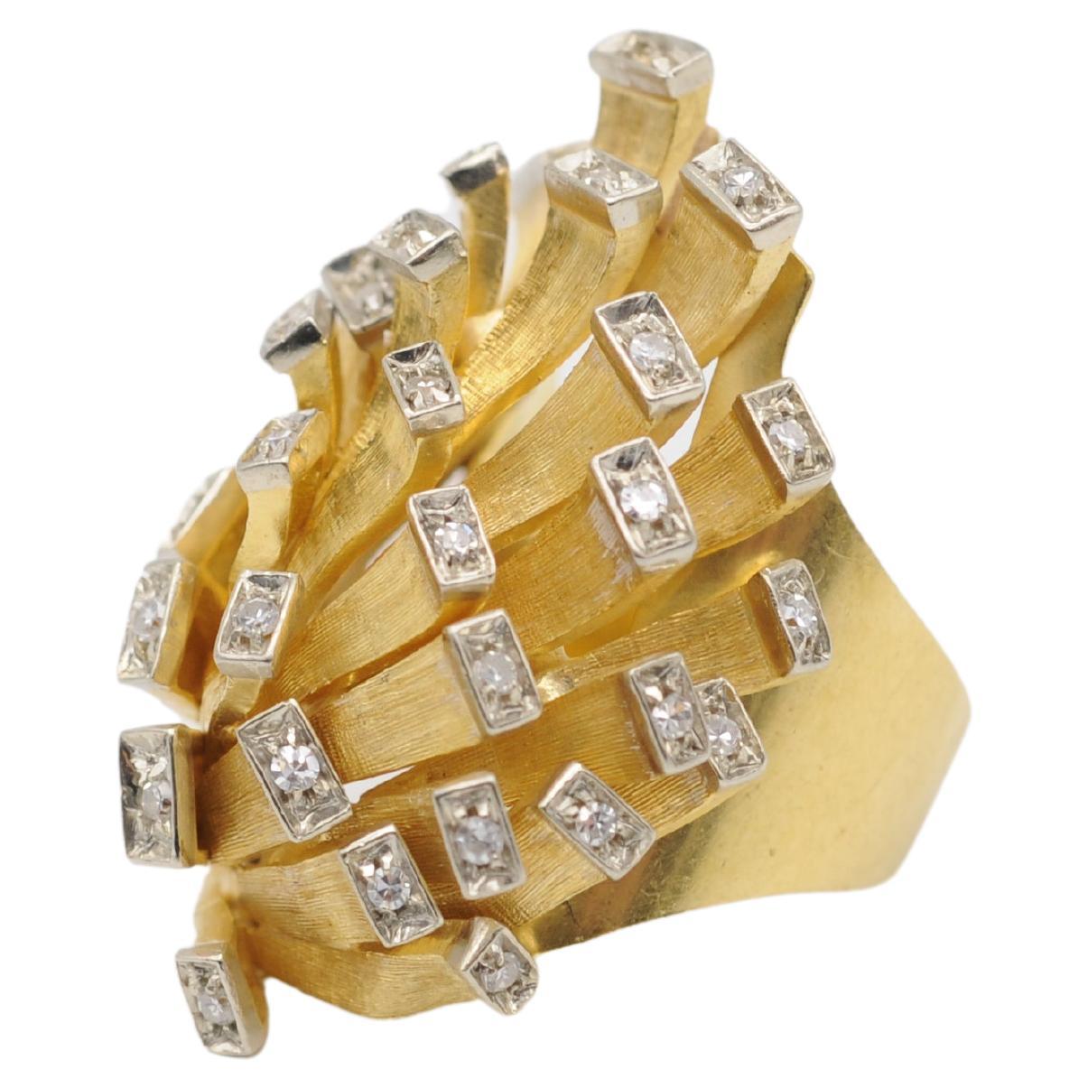 Anillo de diseño único de oro amarillo de 18 quilates con brillantes en venta 4