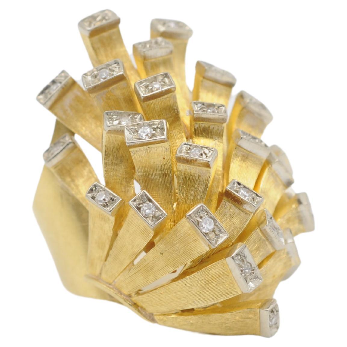 Anillo de diseño único de oro amarillo de 18 quilates con brillantes en venta 5