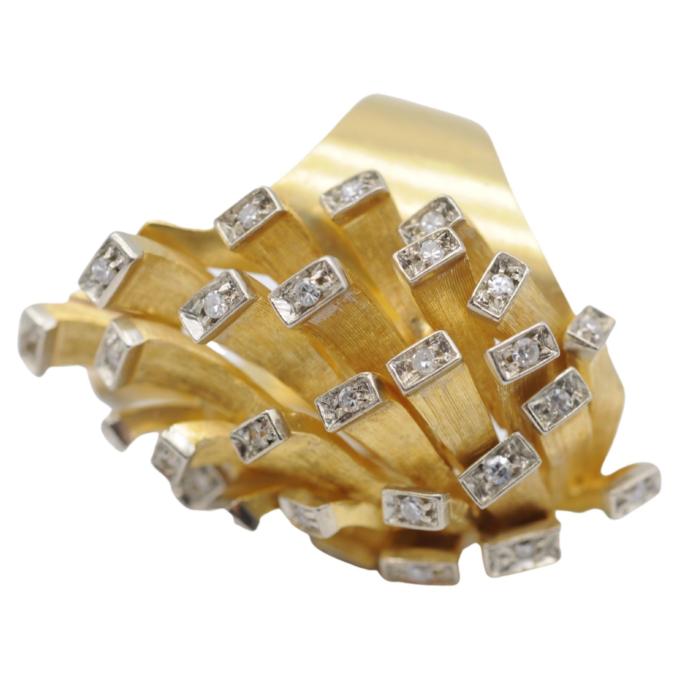 Te presentamos una pieza de joyería realmente excepcional: el Anillo de Diseño Único de Oro Amarillo de 18 quilates con Brillantes. Elaborado con sumo cuidado y atención al detalle, este anillo Maracanth de oro amarillo presenta un cautivador