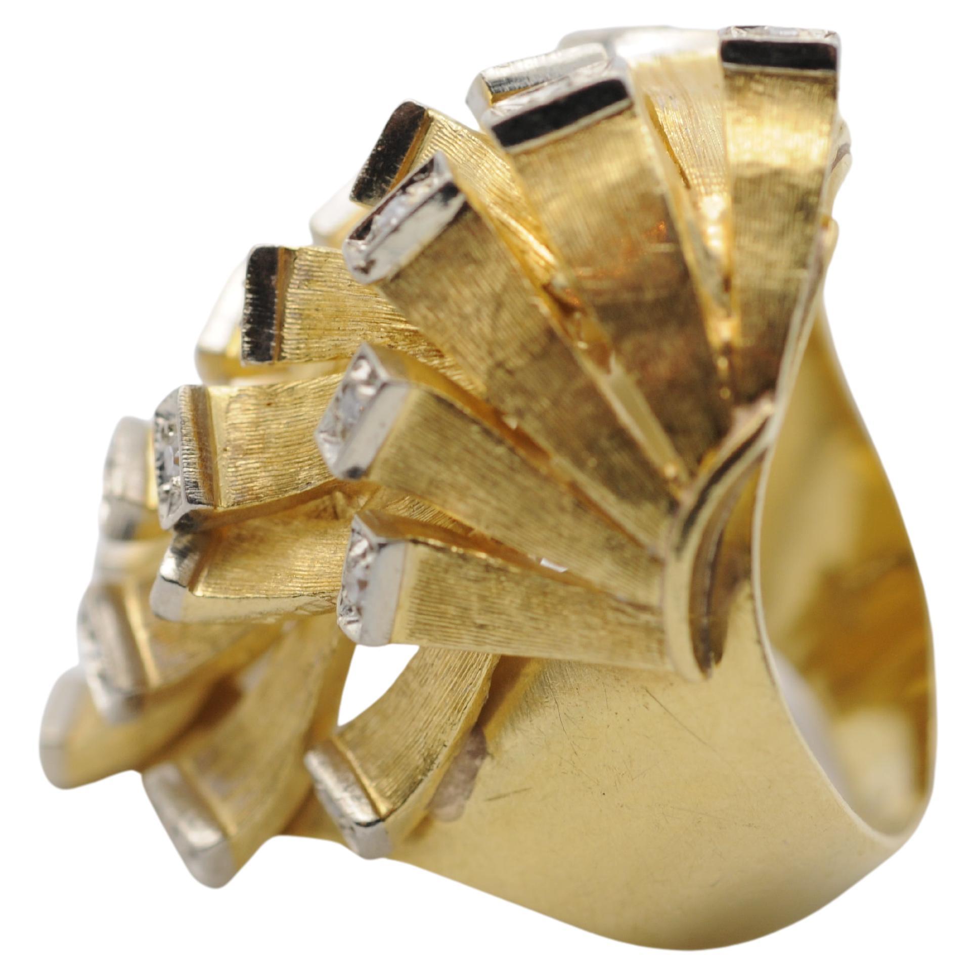 Anillo de diseño único de oro amarillo de 18 quilates con brillantes Moderno en venta