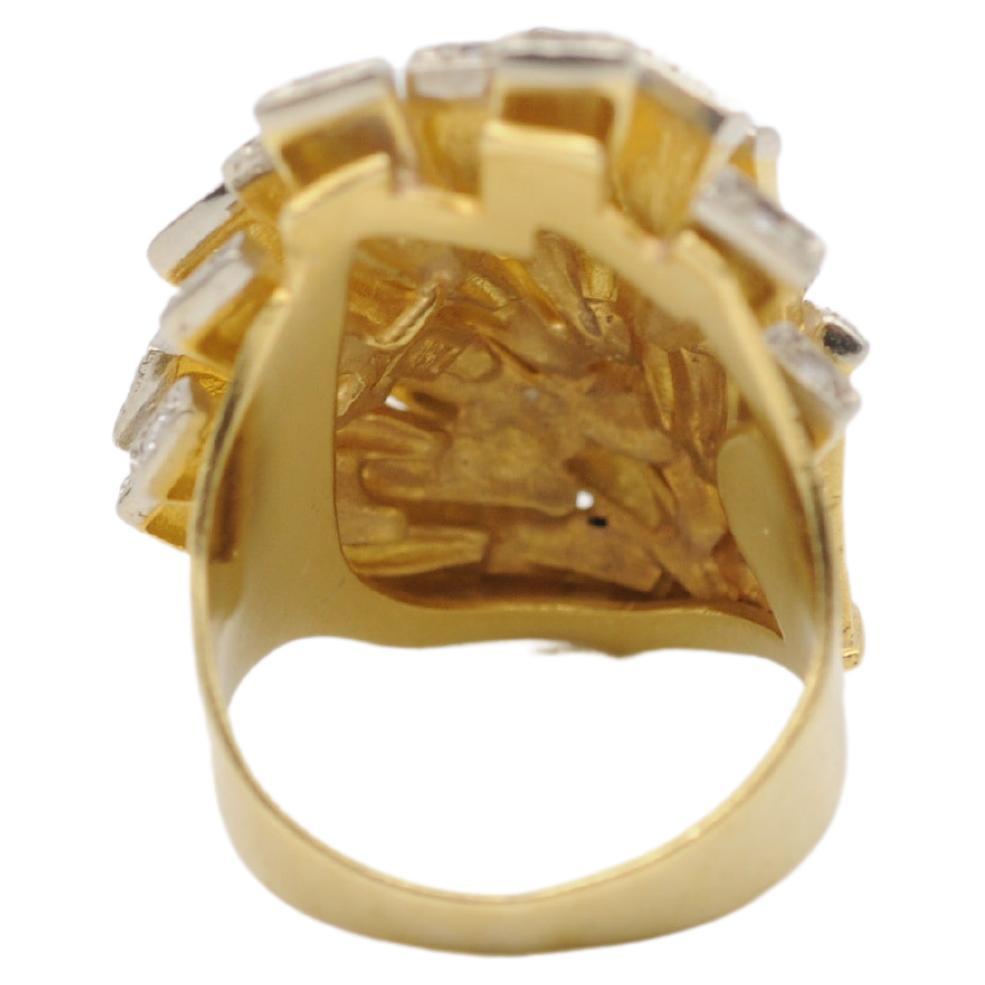 Anillo de diseño único de oro amarillo de 18 quilates con brillantes en venta 1