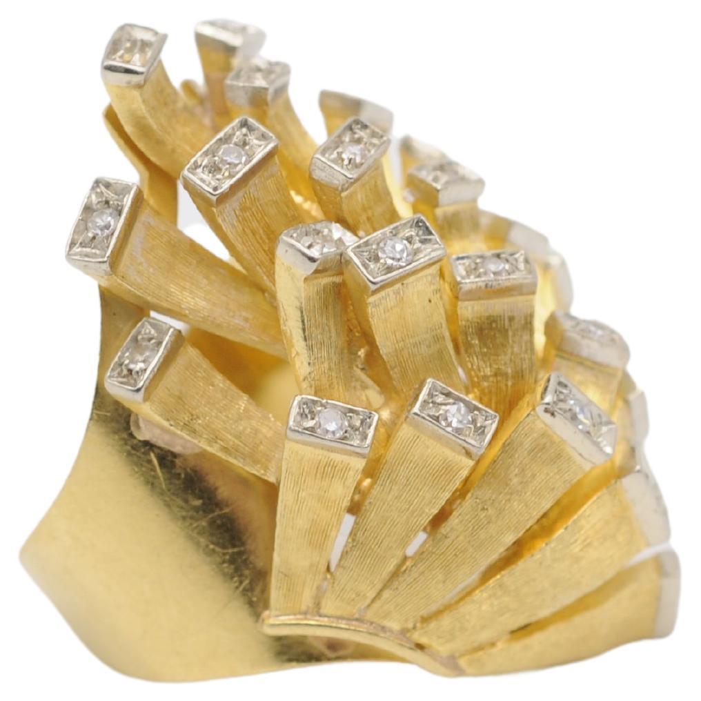 Anillo de diseño único de oro amarillo de 18 quilates con brillantes en venta 2