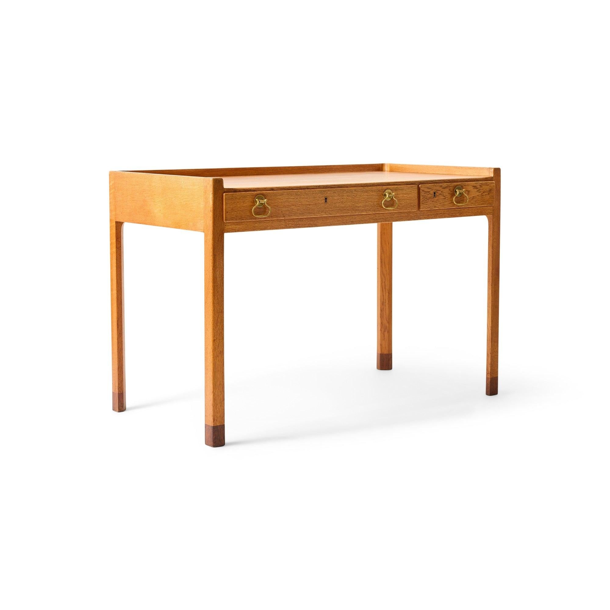 Un insieme di contenitori unico nel suo genere, composto da vanity/scrivania, comò e mobile contenitore, realizzato in rovere massiccio con piedi a punta e basi a zoccolo in palissandro.
