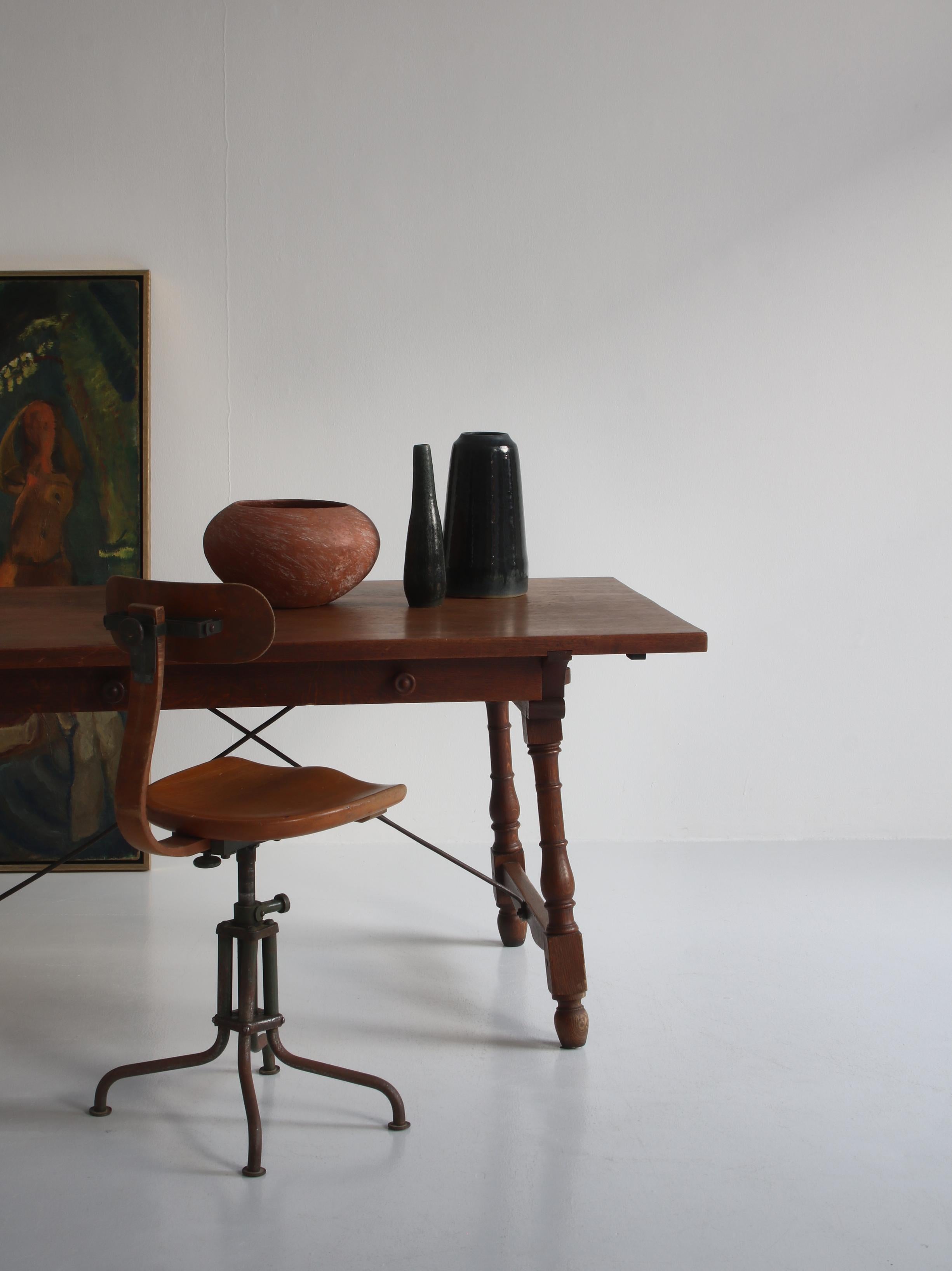 Ein atemberaubender skandinavischer Tisch oder Schreibtisch aus massivem Teakholz und Eiche mit durchgehender Schublade und leicht schrägen Beinen und zwei gekreuzten Eisenstangen. Der Schreibtisch wurde 1953 von dem berühmten dänischen Designer