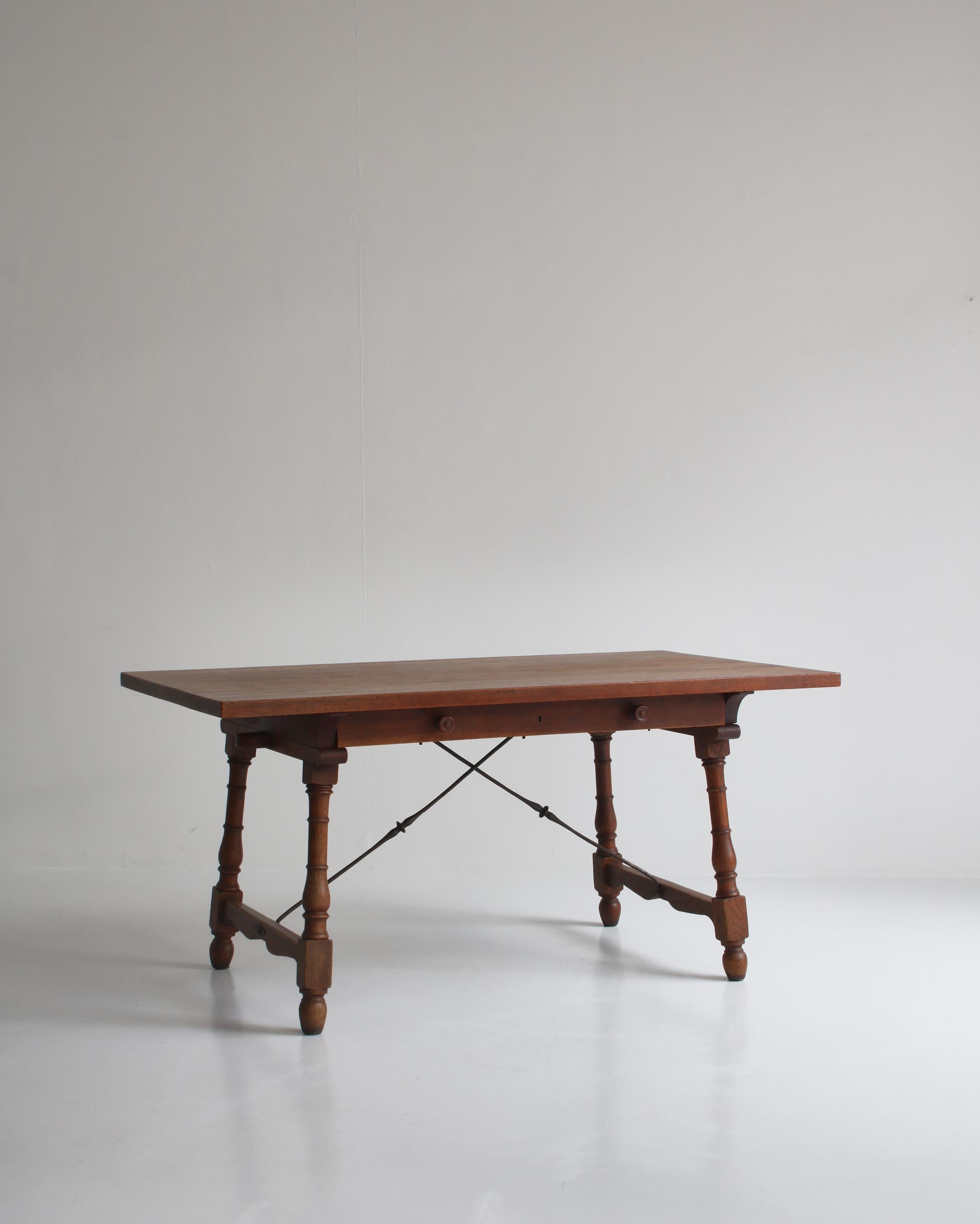 Scandinave moderne Bureau ou table unique fabriqué par Jens Harald Quistgaard en 1953, en teck massif et chêne en vente
