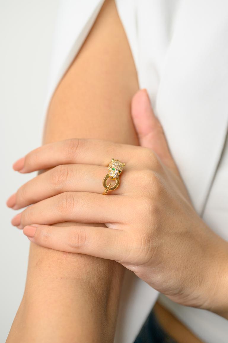 Im Angebot: Diamant-Ring mit Nieten und Pantherkopf mit Smaragd aus 18 Karat massivem Gelbgold () 2