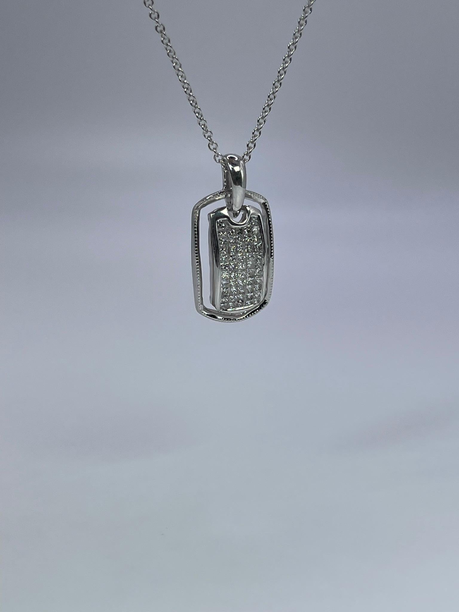 Moderne Collier pendentif en diamant blanc 18 carats à monture invisible et diamants unique en vente