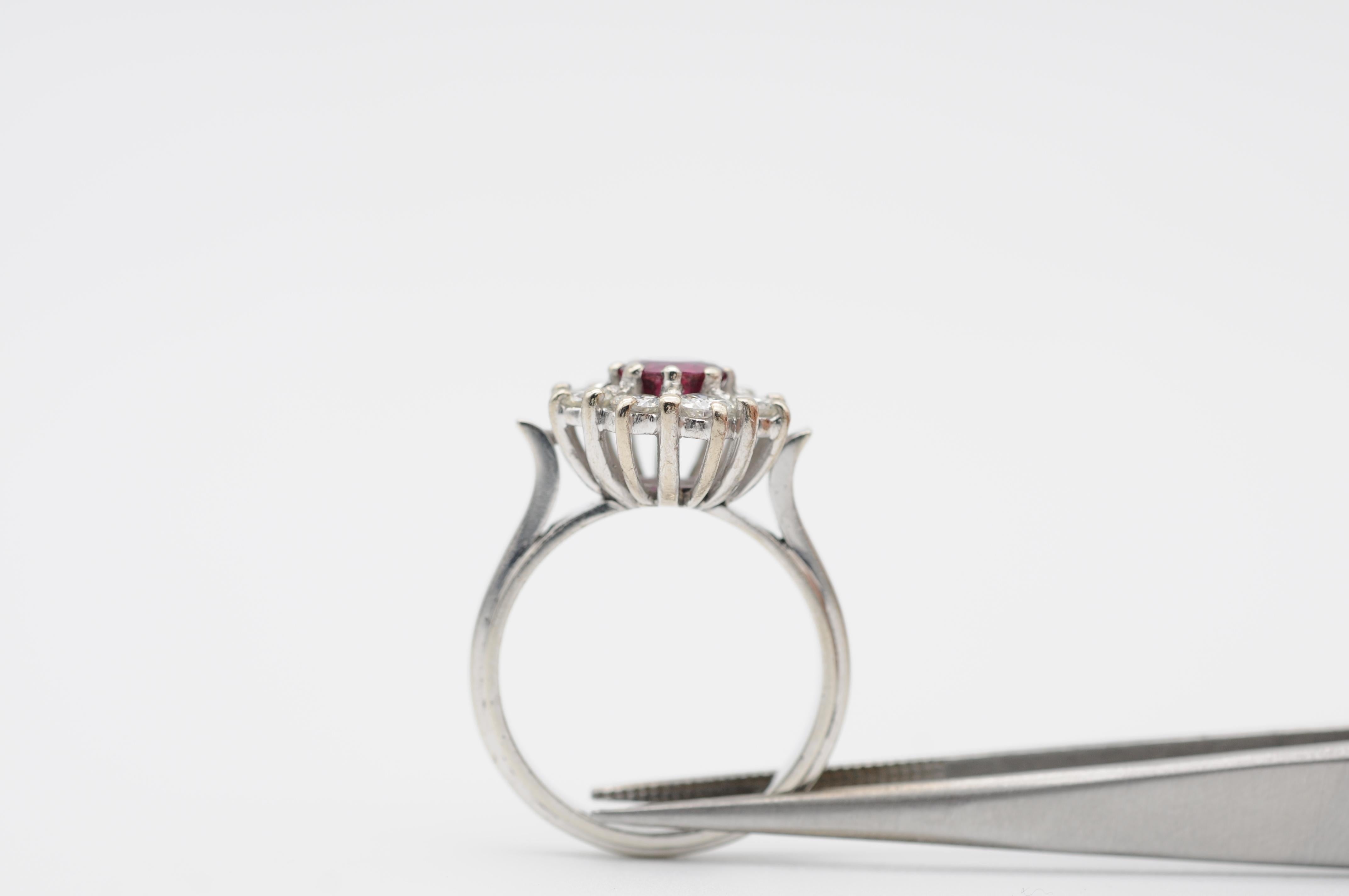 Unique diamond White Gold Ring with Brilliant cut For Sale 5