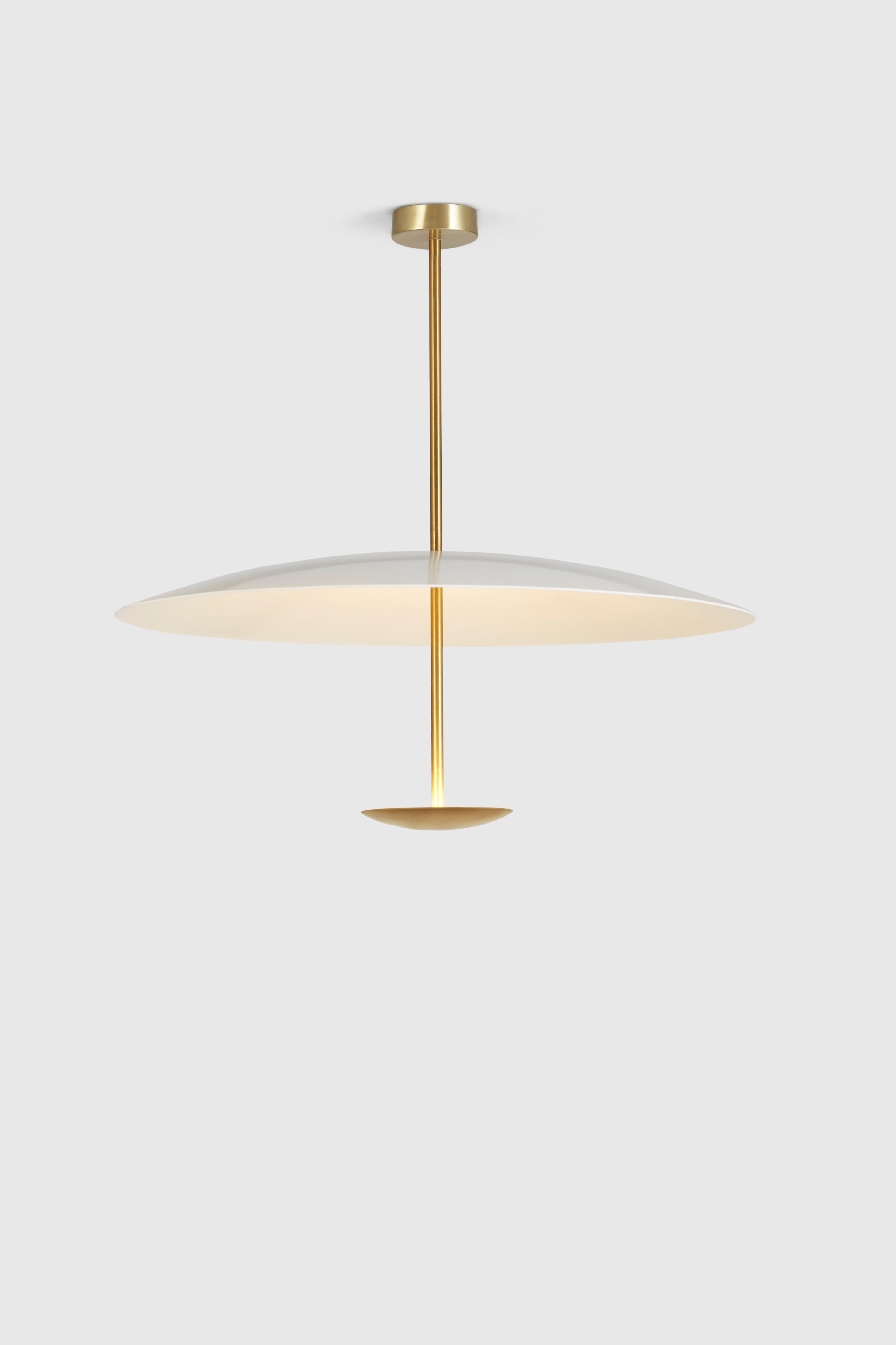 Ciondolo a forma di disco unico di Hatsu
Dimensioni: L. 65 x P. 65 x H. 60 cm 
Materiali: lamiera verniciata a polvere, acciaio placcato
Colore temperatura LED: 3000K
Lumen 450

Hatsu è uno studio di design con sede a Mumbai che crea luci moderne,