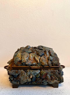 Boîte décorative à couvercle en forme de dôme en pierre et laiton "Blue Apatite", 1960's