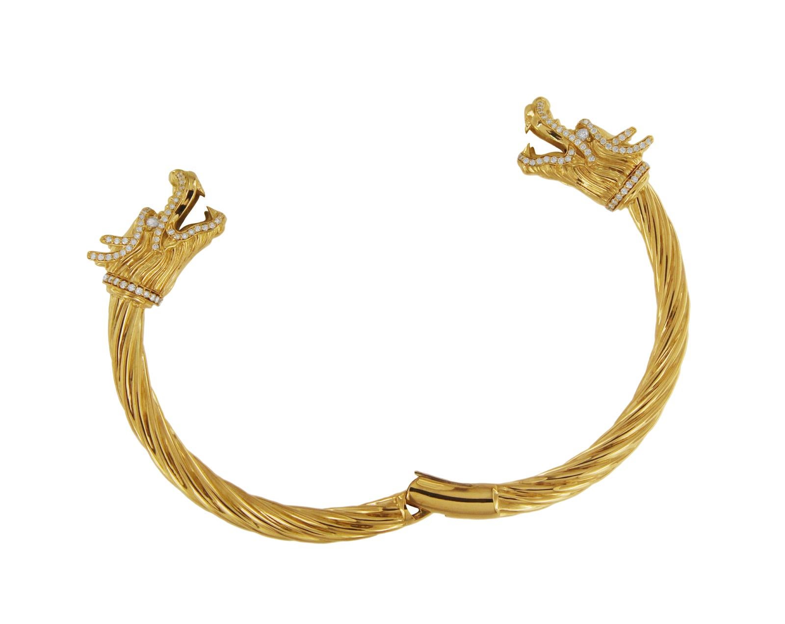 Taille ronde Bracelet manchette dragon unique en or jaune 18 carats et diamants en vente