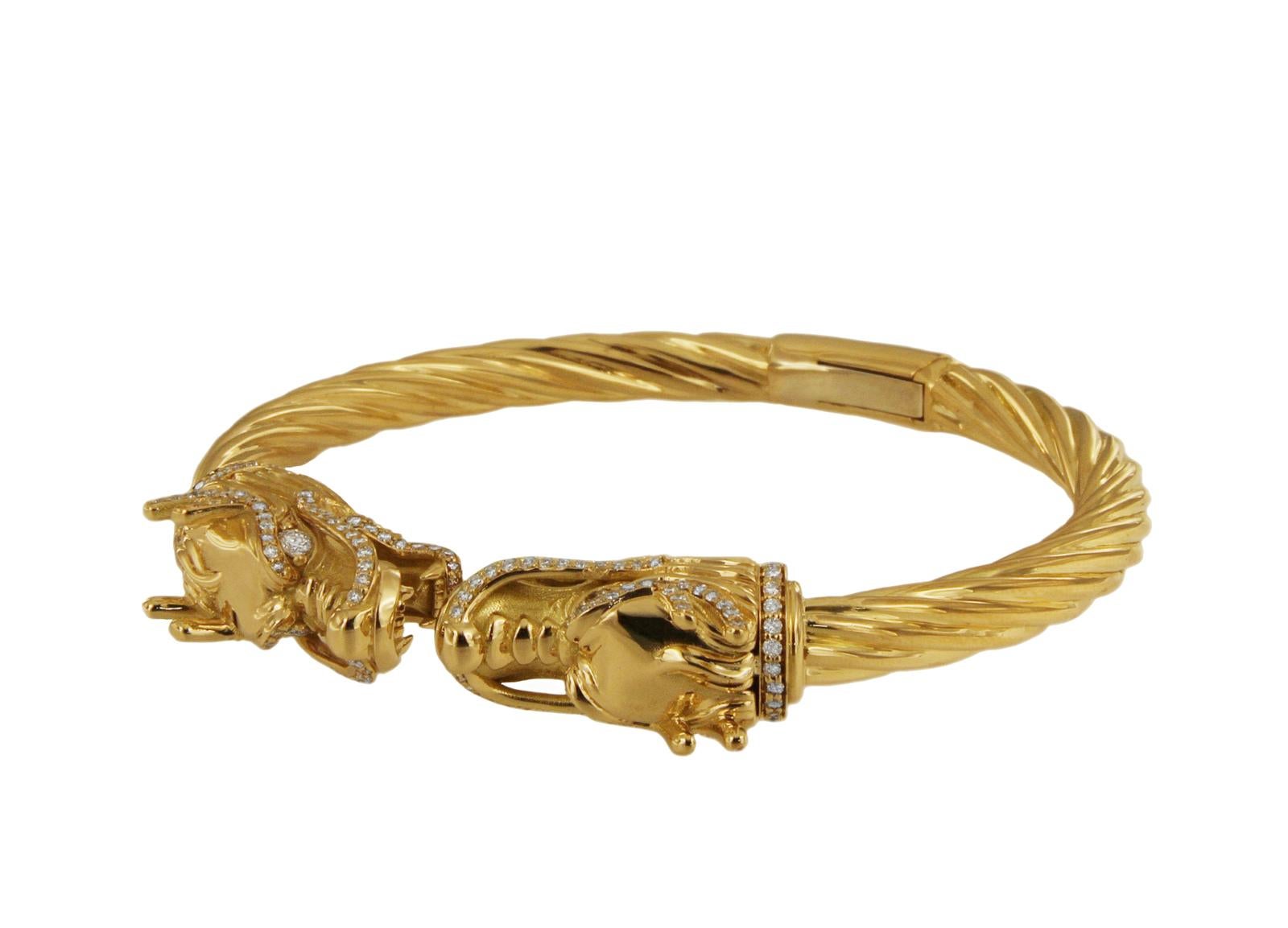 Bracelet manchette dragon unique en or jaune 18 carats et diamants Excellent état - En vente à New York, NY