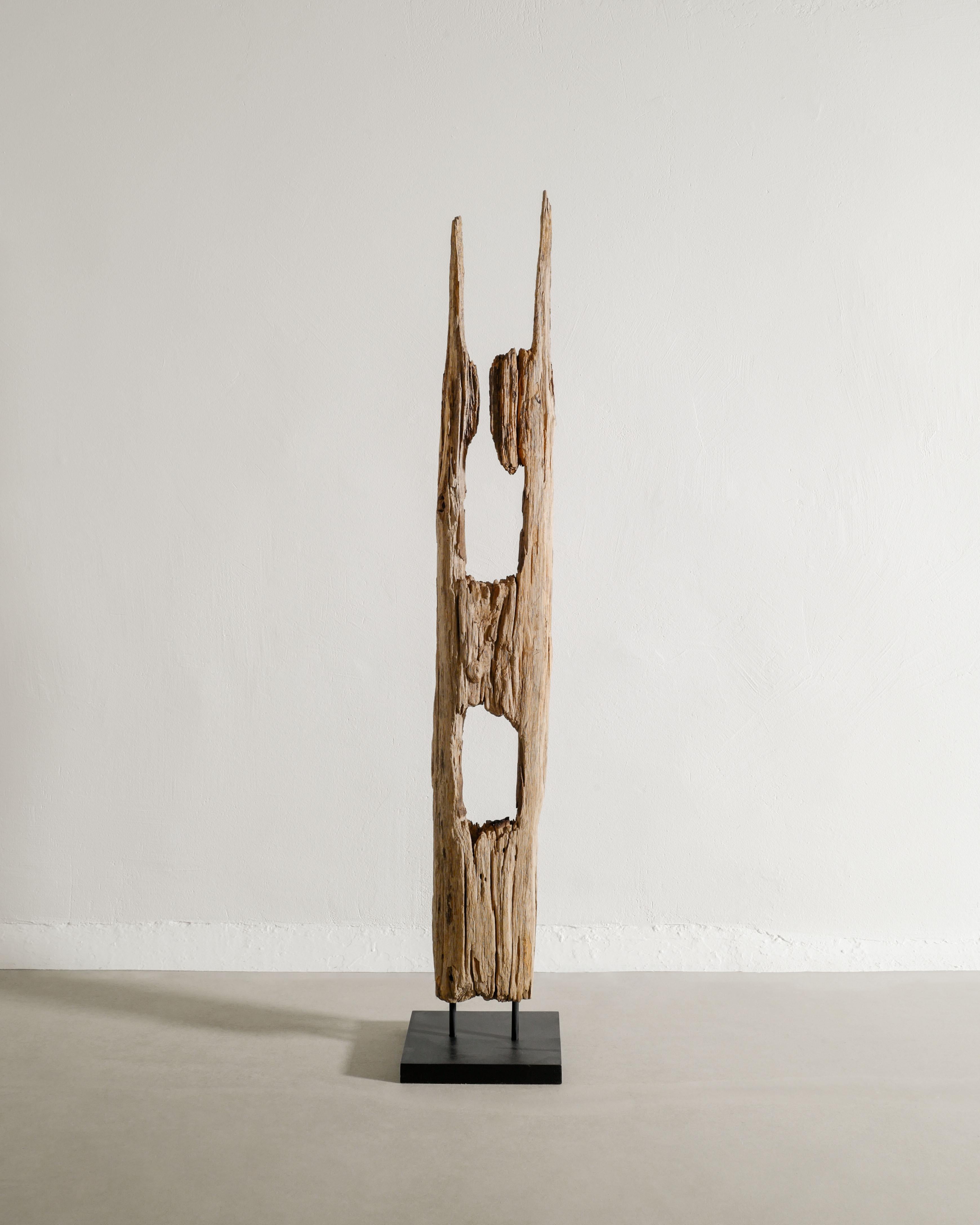 Rare sculpture totem décorative en bois flotté dans un style wabi sabi et brutaliste avec un pied taché de noir. En bon état. 

Dimensions : H : 140 cm / 55