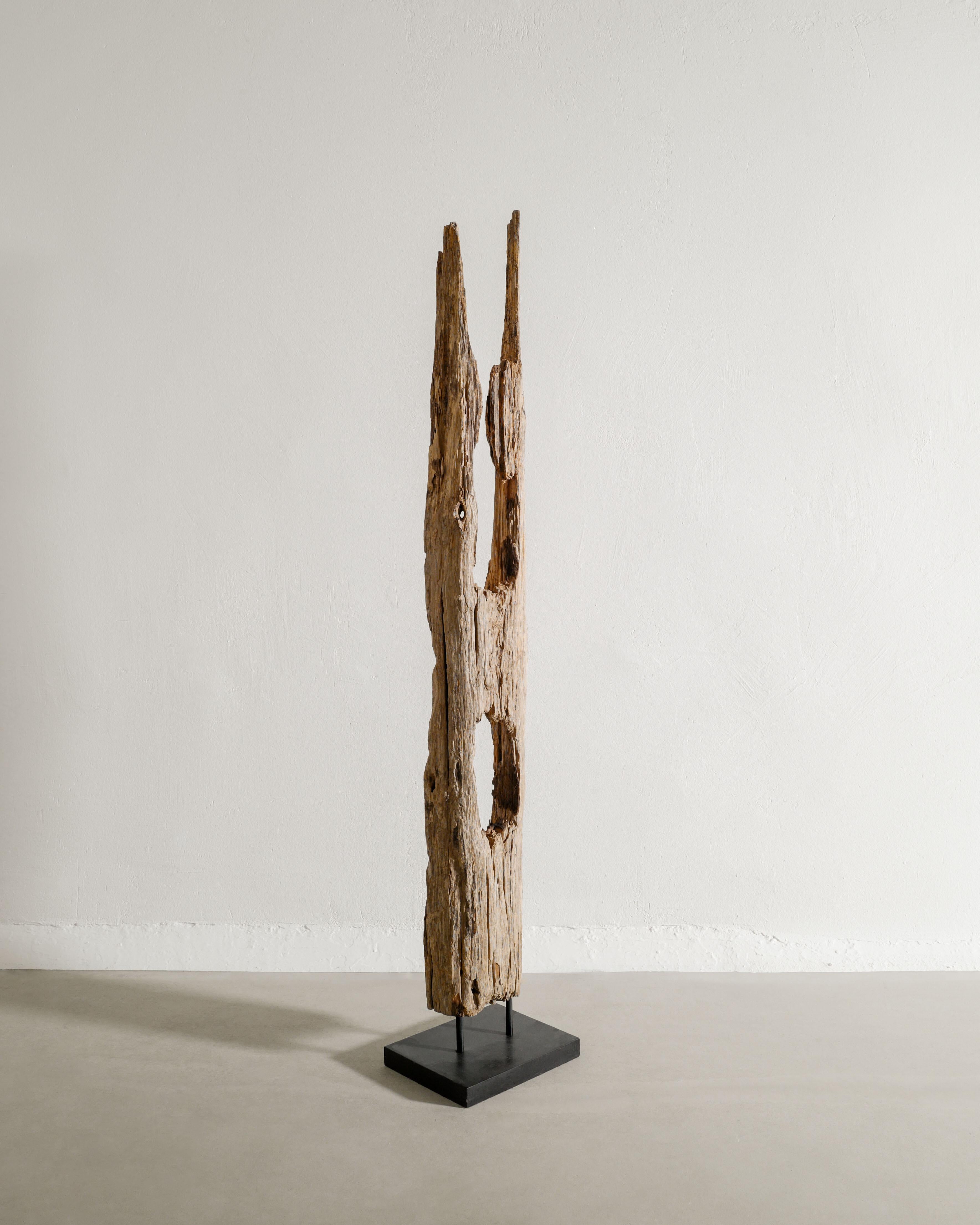 Scandinave moderne Sculpture Toteme unique en bois flotté dans un style Wabi Sabi et brutaliste en vente