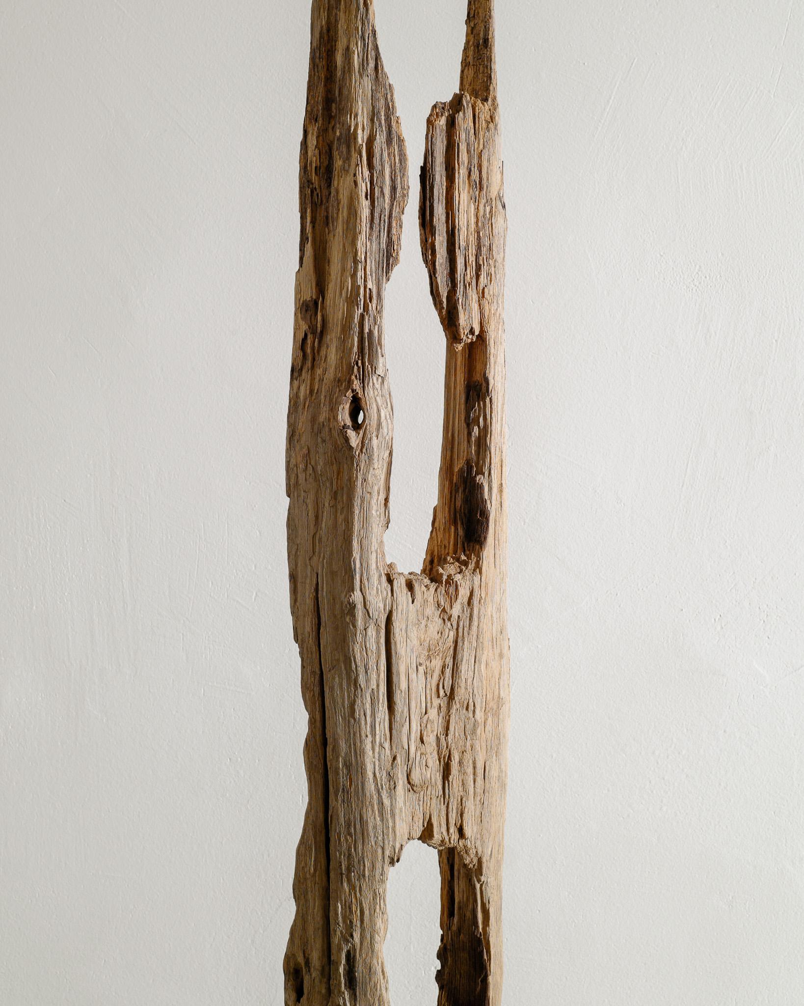 Suédois Sculpture Toteme unique en bois flotté dans un style Wabi Sabi et brutaliste en vente