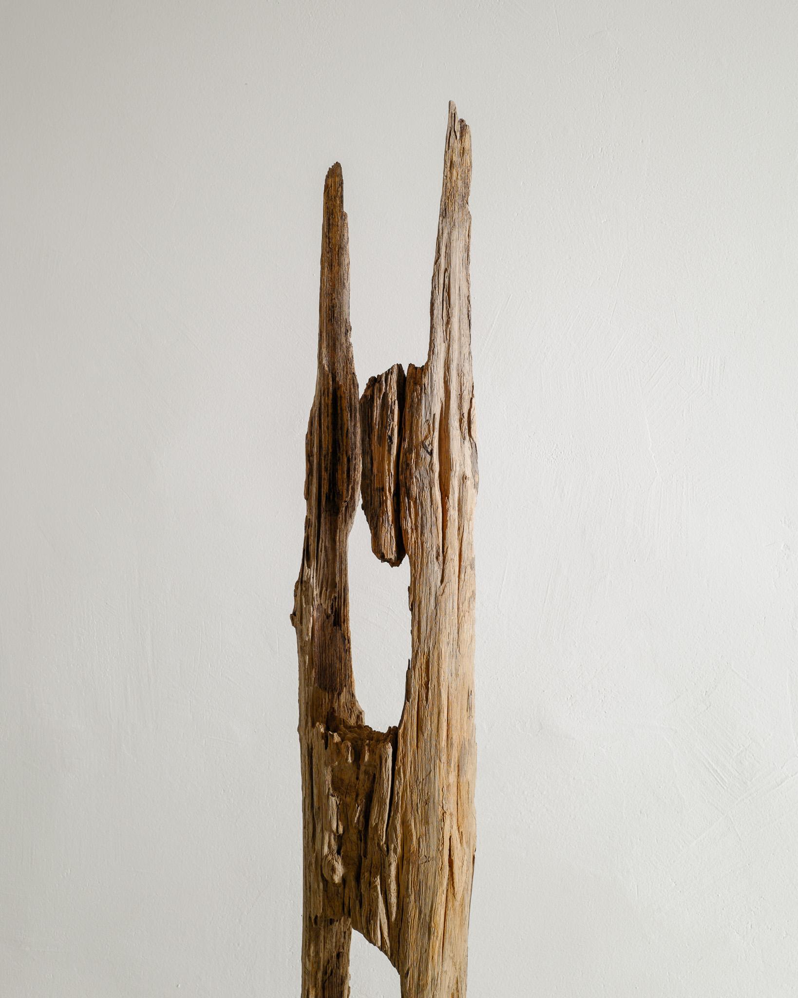 Sculpture Toteme unique en bois flotté dans un style Wabi Sabi et brutaliste Bon état - En vente à Stockholm, SE