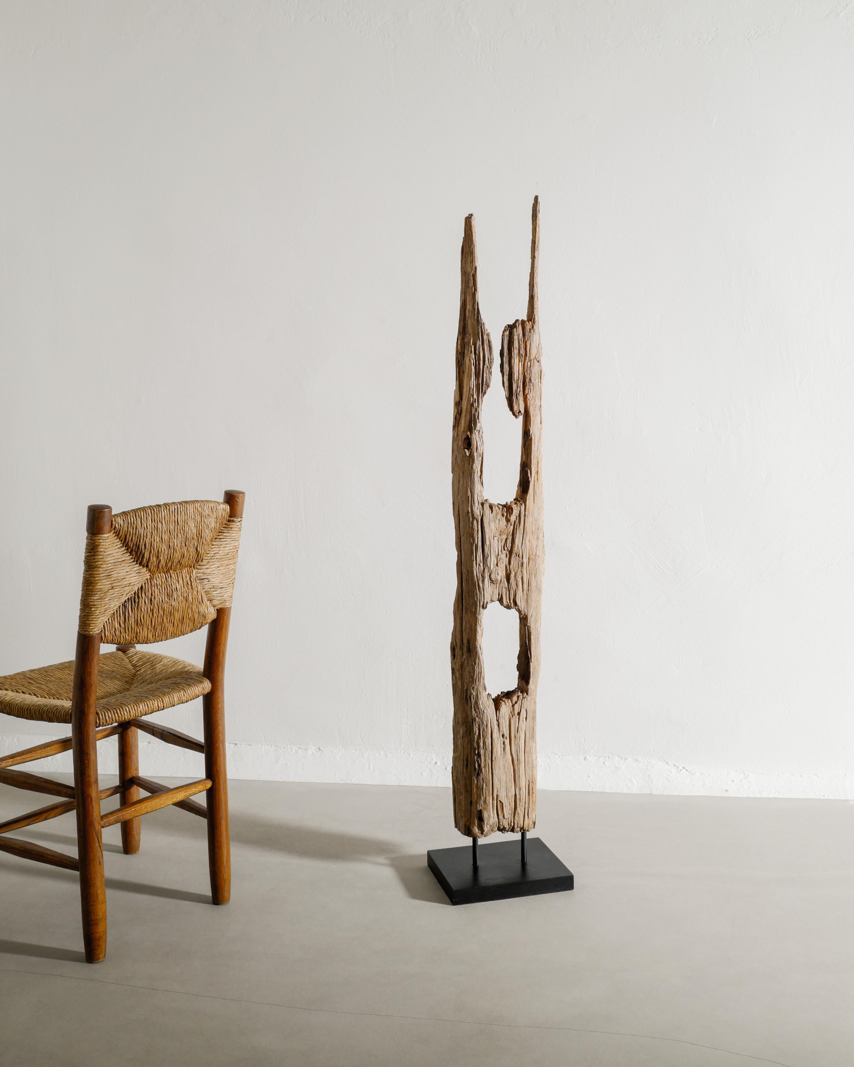 Fin du 20e siècle Sculpture Toteme unique en bois flotté dans un style Wabi Sabi et brutaliste en vente