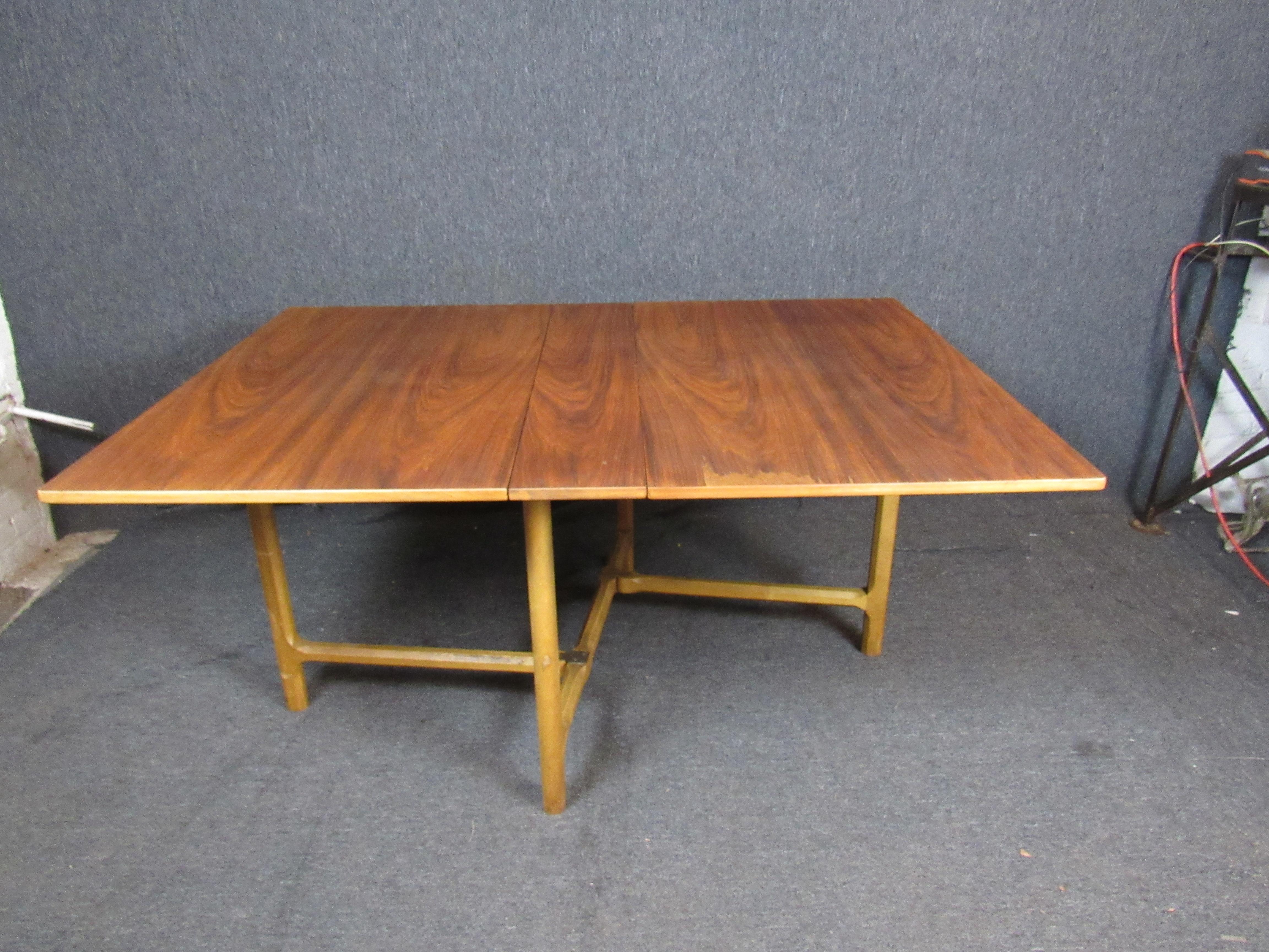 Wunderschöner Vintage-Tisch aus Ahorn mit geschnitzten Beinen. Mit einer oder zwei Platten lässt sich die Tischplatte von kompakten 44 