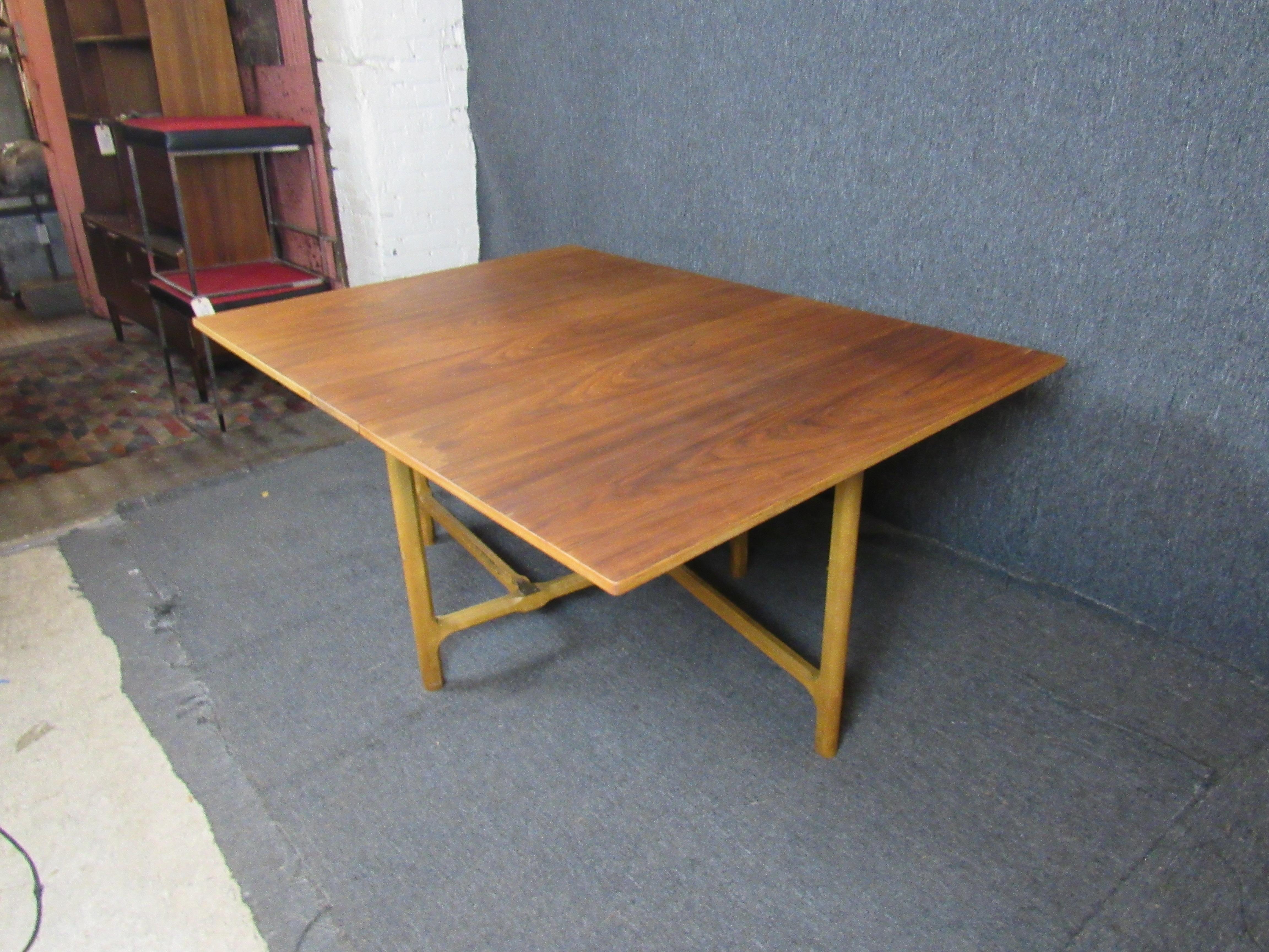 Mid-Century Modern Unique Drop-Leaf Gate Leg Table For Sale