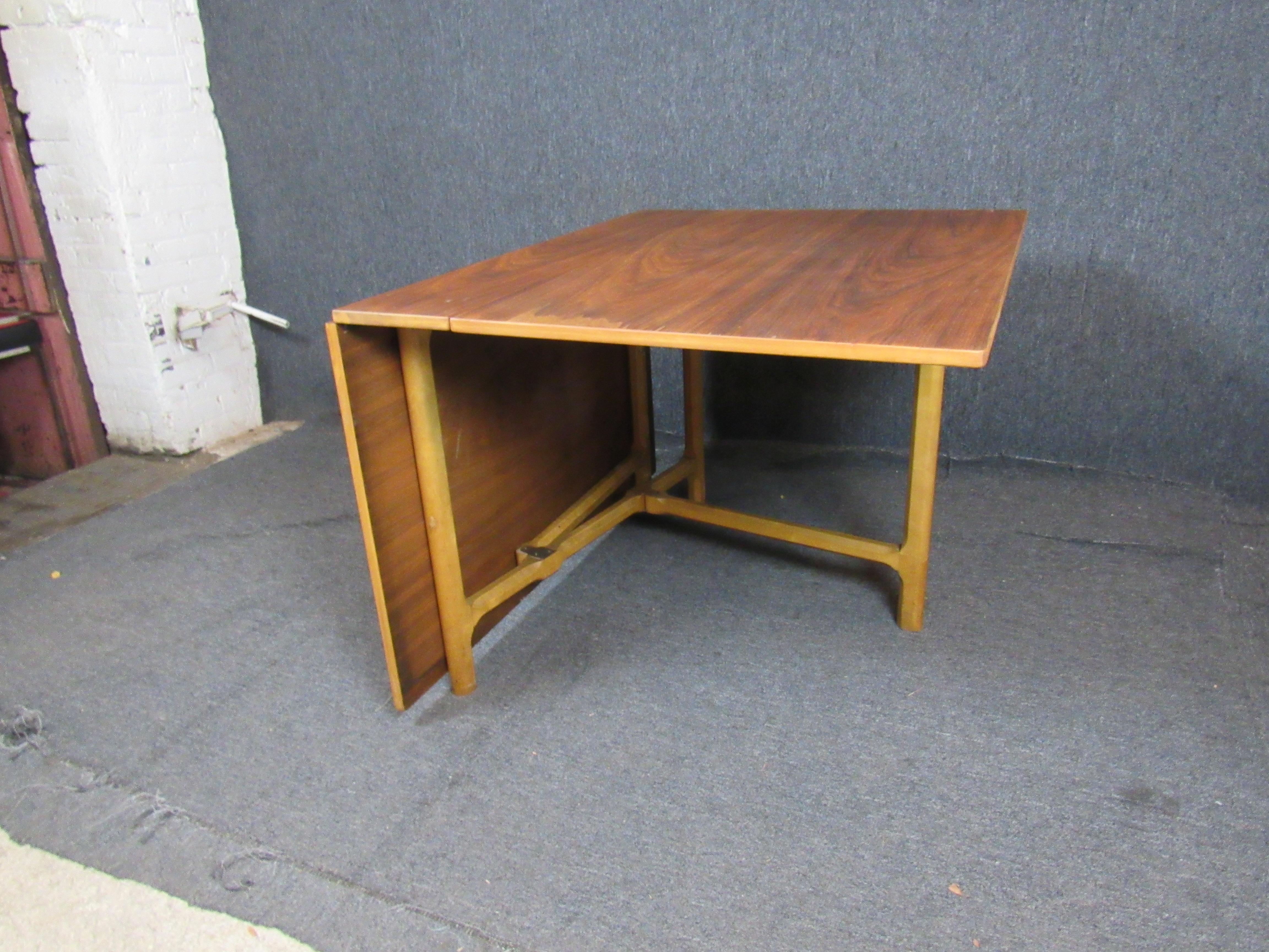 Unique Drop-Leaf Gate Leg Table In Good Condition For Sale In Brooklyn, NY
