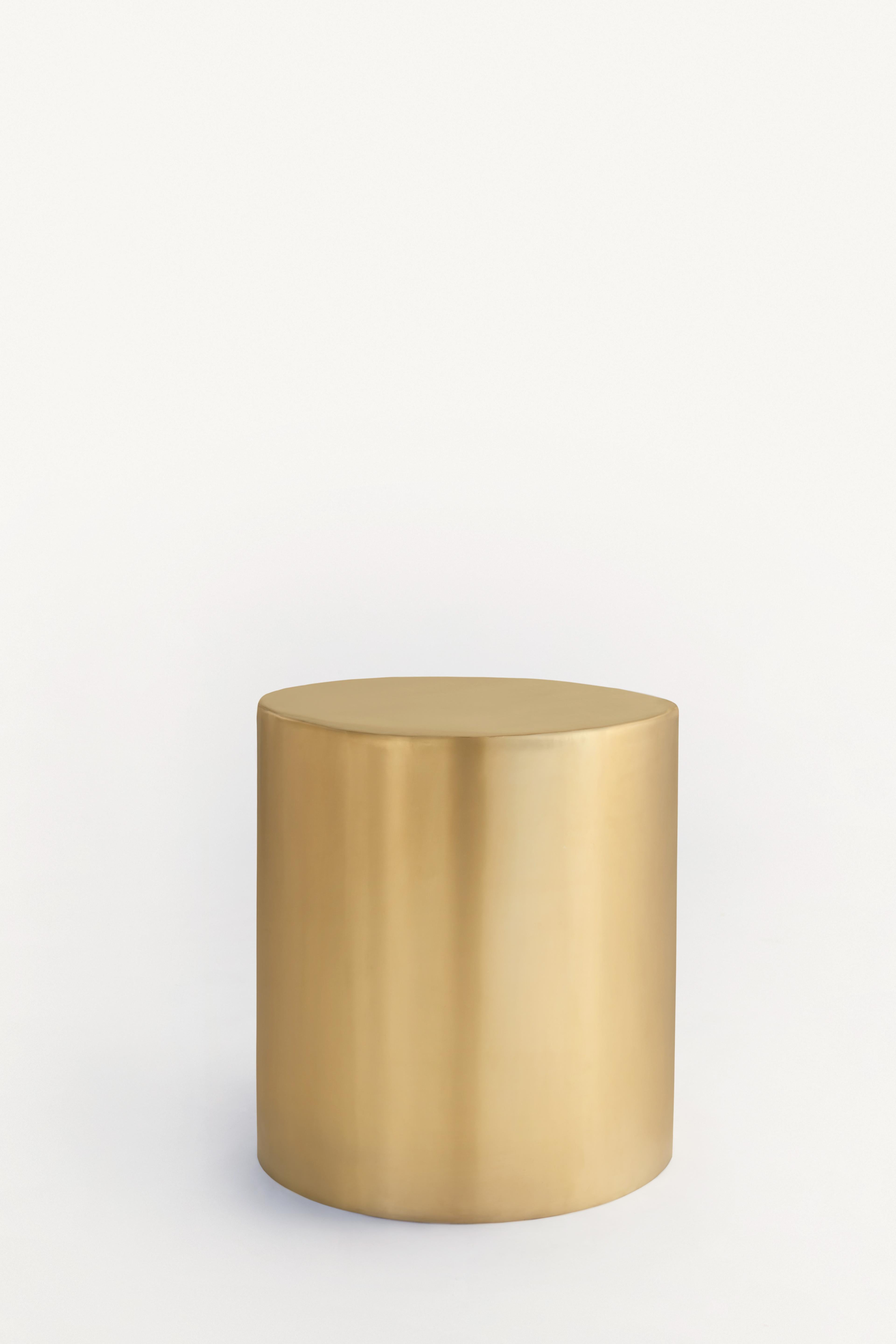 Table en forme de boîte unique de Hatsu
Dimensions : P 55 x L 55 x H 60 cm 
Matériaux : Corps en acier électropoli

Hatsu est un studio de design basé à Mumbai qui crée des luminaires modernes, uniques et immédiatement reconnaissables. Nous avons