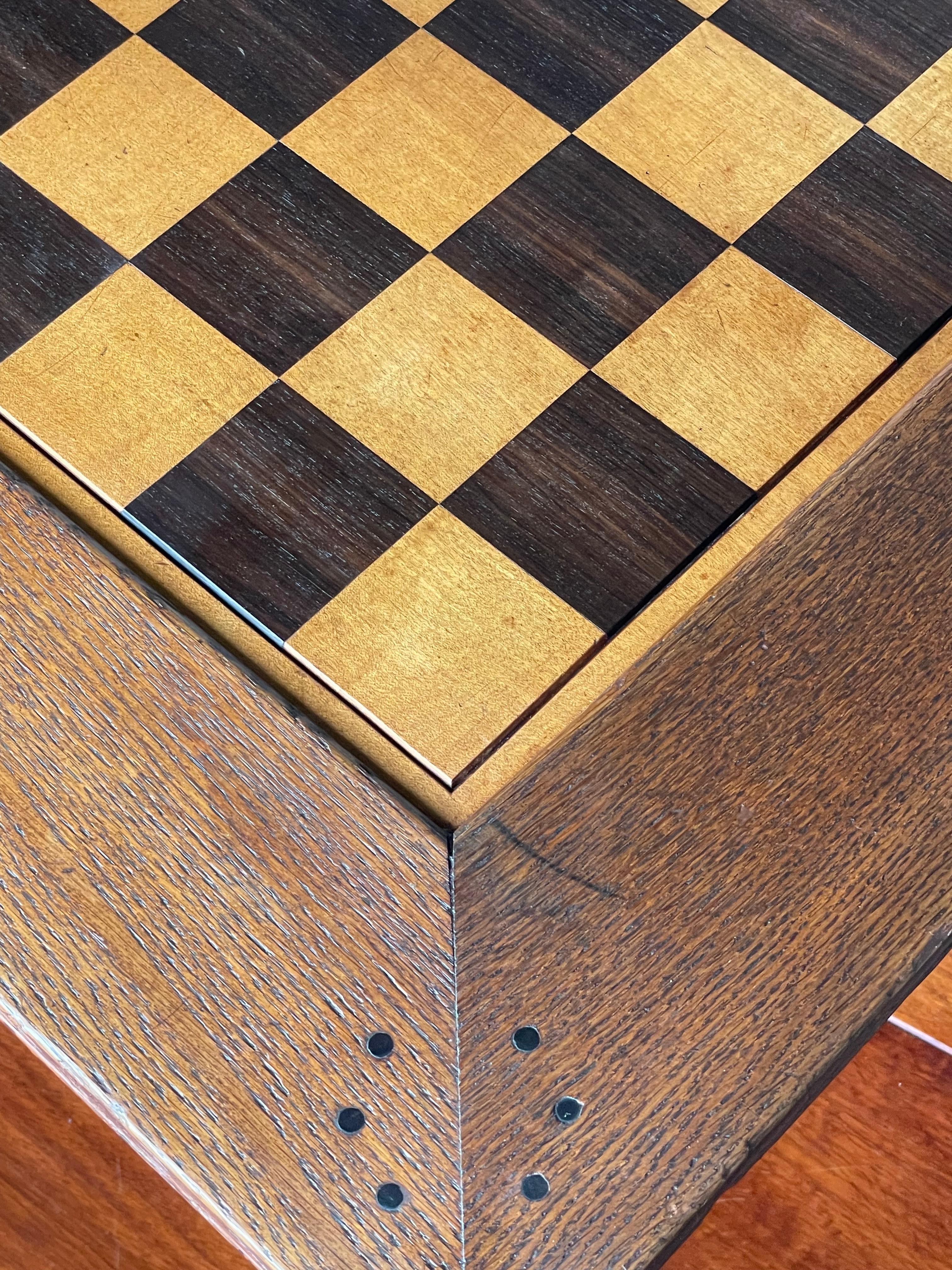 Table d'échecs hollandaise unique Arts and Crafts en chêne, coromandel et laiton avec Tiroir 1910 en vente 3