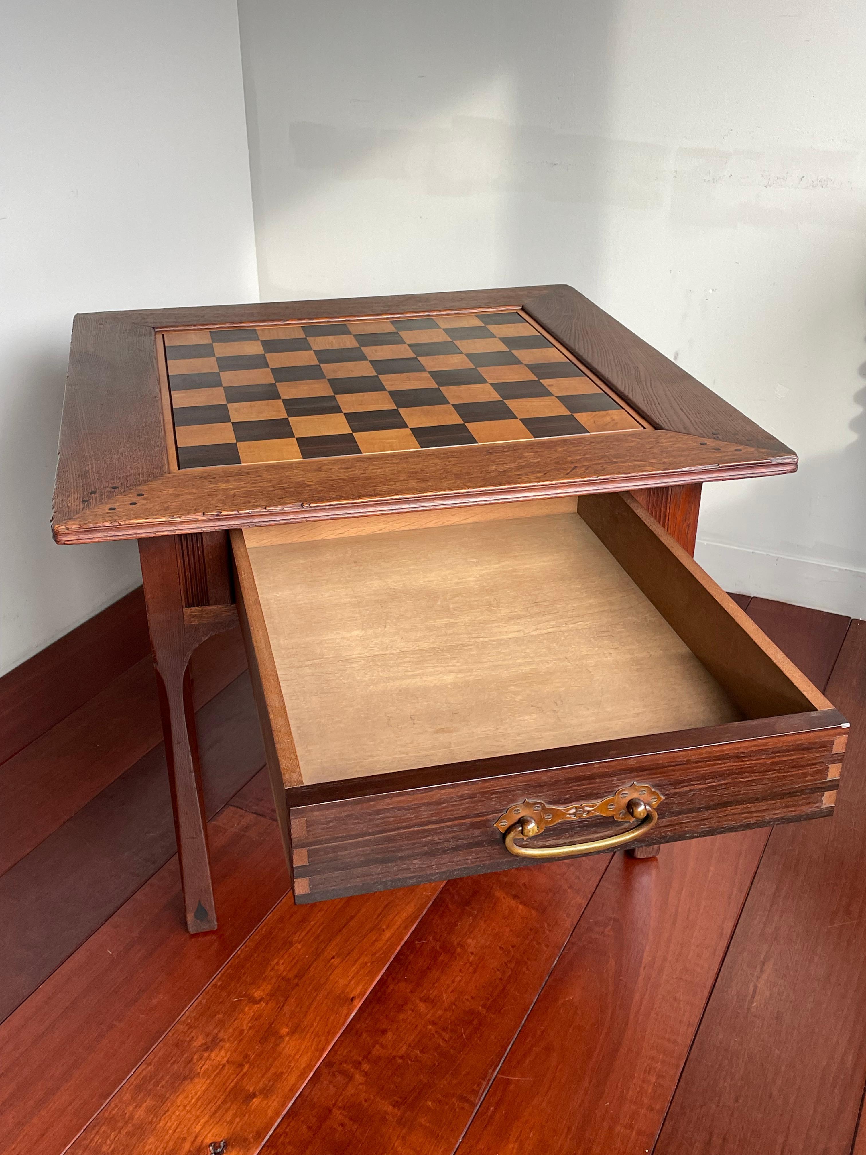 Néerlandais Table d'échecs hollandaise unique Arts and Crafts en chêne, coromandel et laiton avec Tiroir 1910 en vente