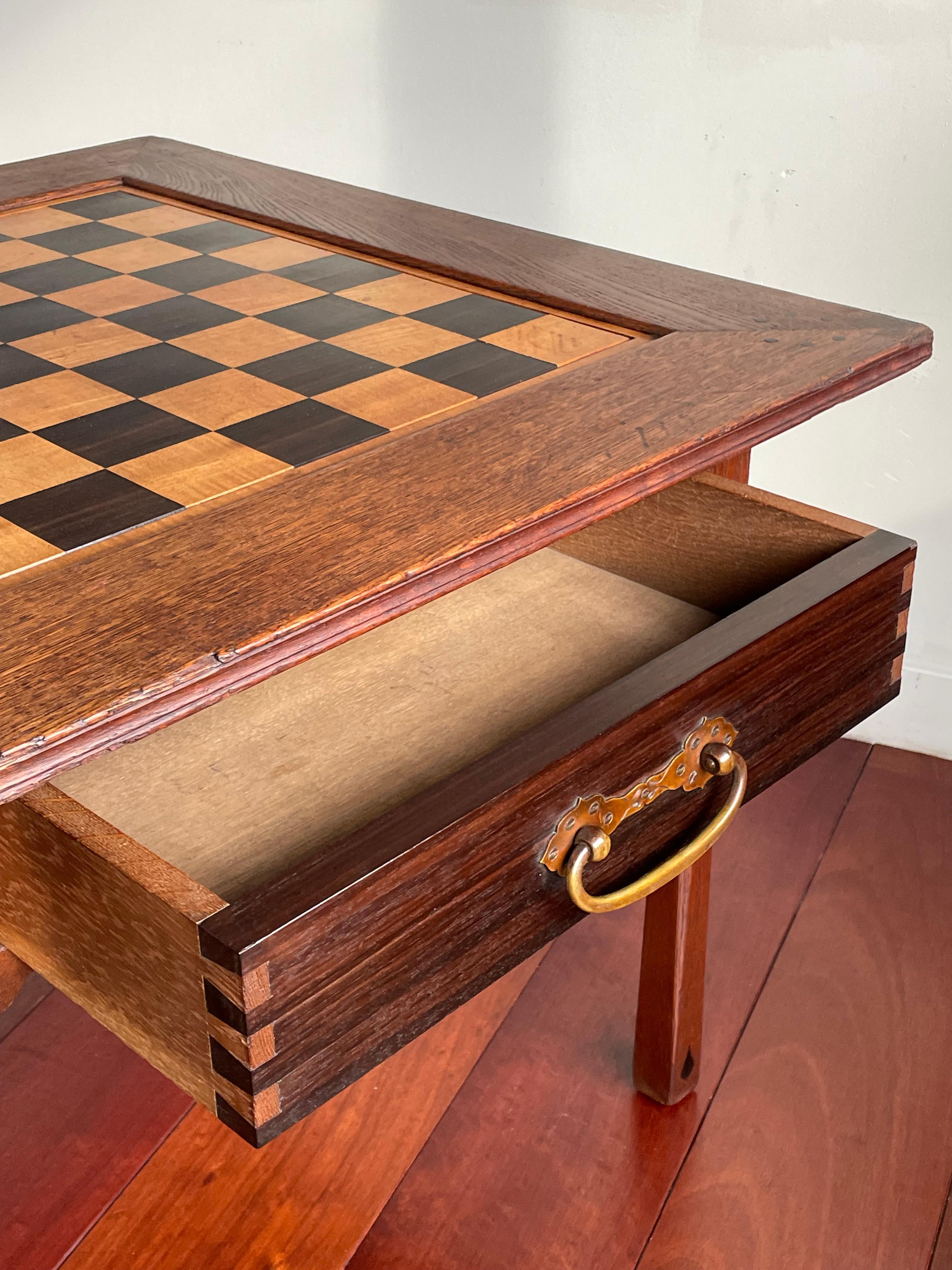 Moulage Table d'échecs hollandaise unique Arts and Crafts en chêne, coromandel et laiton avec Tiroir 1910 en vente