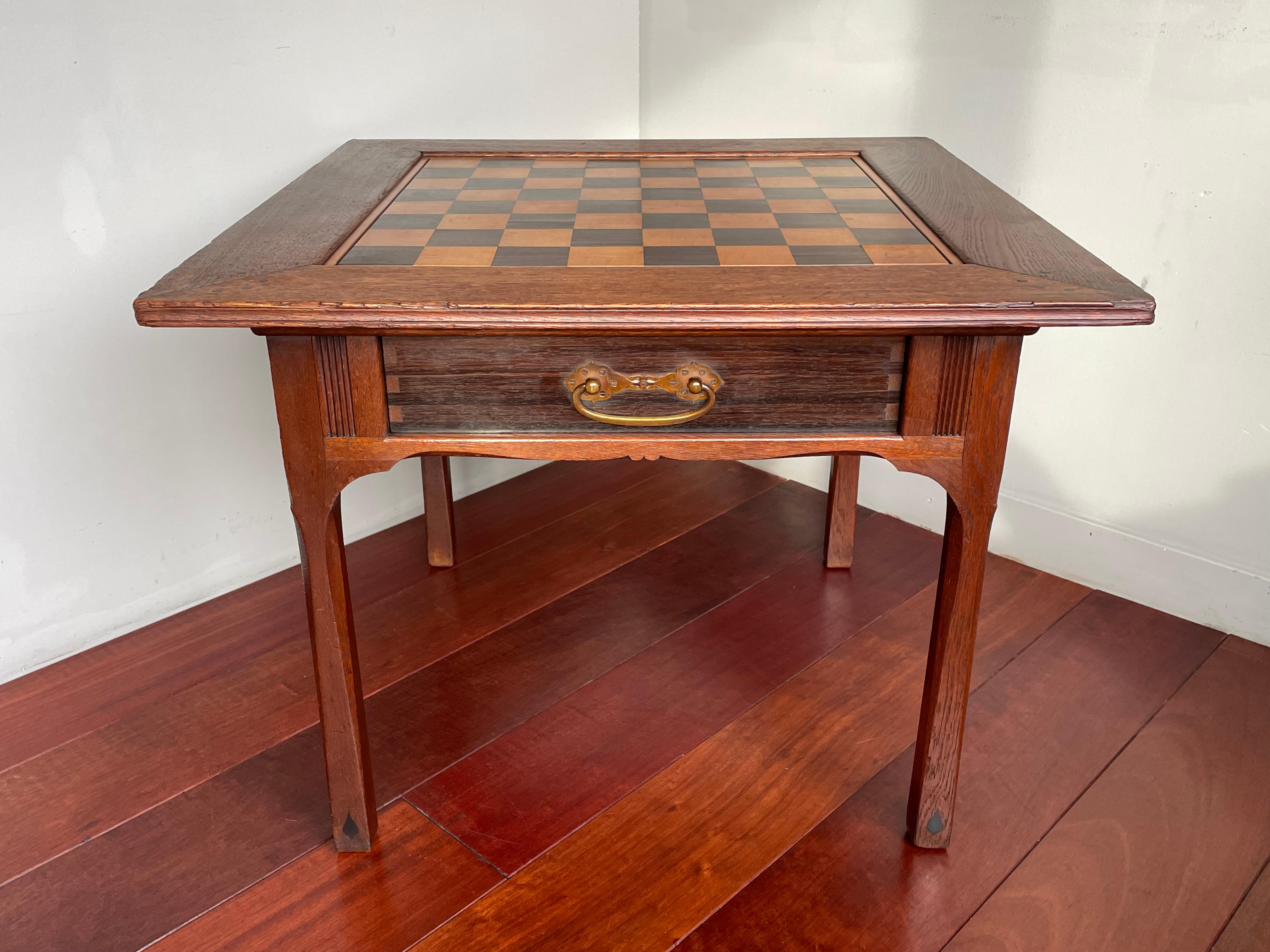 20ième siècle Table d'échecs hollandaise unique Arts and Crafts en chêne, coromandel et laiton avec Tiroir 1910 en vente