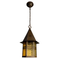 Unica lampada a sospensione per l'ingresso, in ottone e vetro, in stile arti e mestieri olandese.