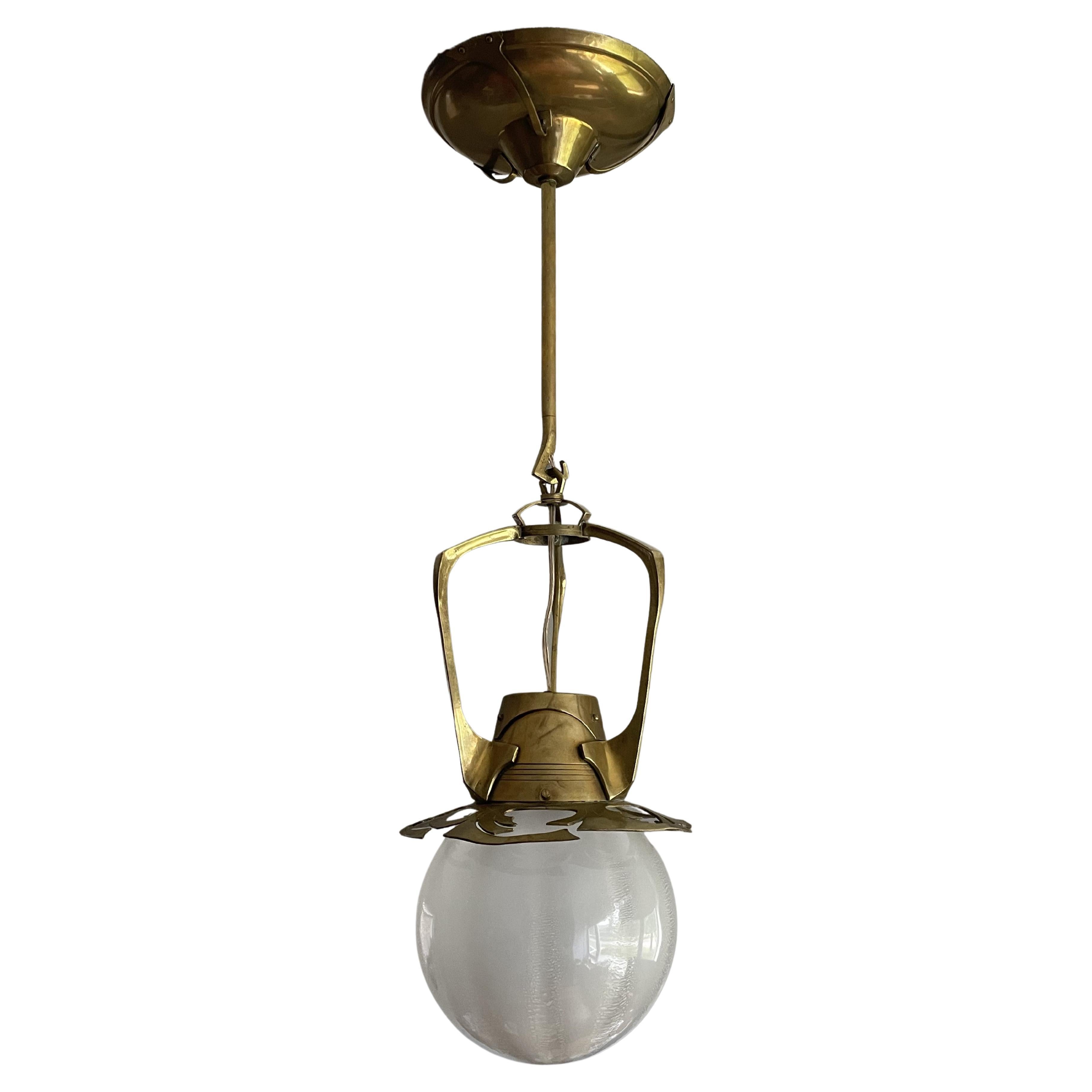 Lampe à suspension néerlandaise unique en laiton Arts & Crafts avec abat-jour en forme de globe craquelé en étain