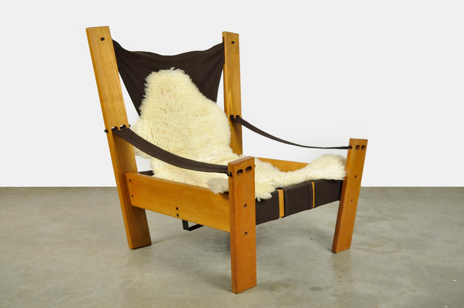Special Dutch lounge armchair designed by John de Haard and produced by the Gebroeders Jonkers, 1960s. The unique armchair has a pine wood frame with a hanging canvas seat. The “sling” armrests are of the same brown canvas. The seat is held in place