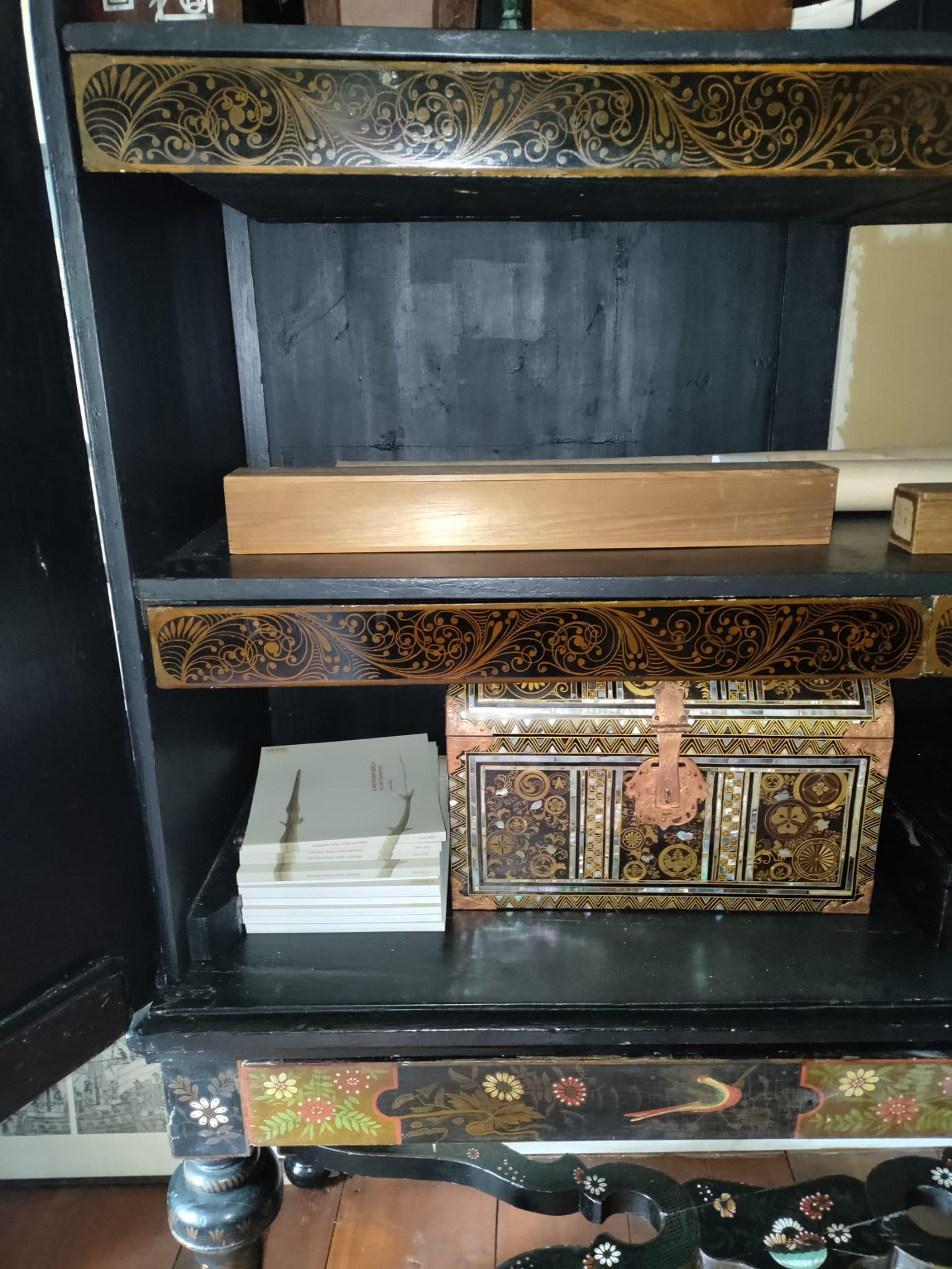 Unique Dutch Lacquer Chinoiserie Cabinet on Stand, Late 17th Century In Good Condition In Amsterdam, NL