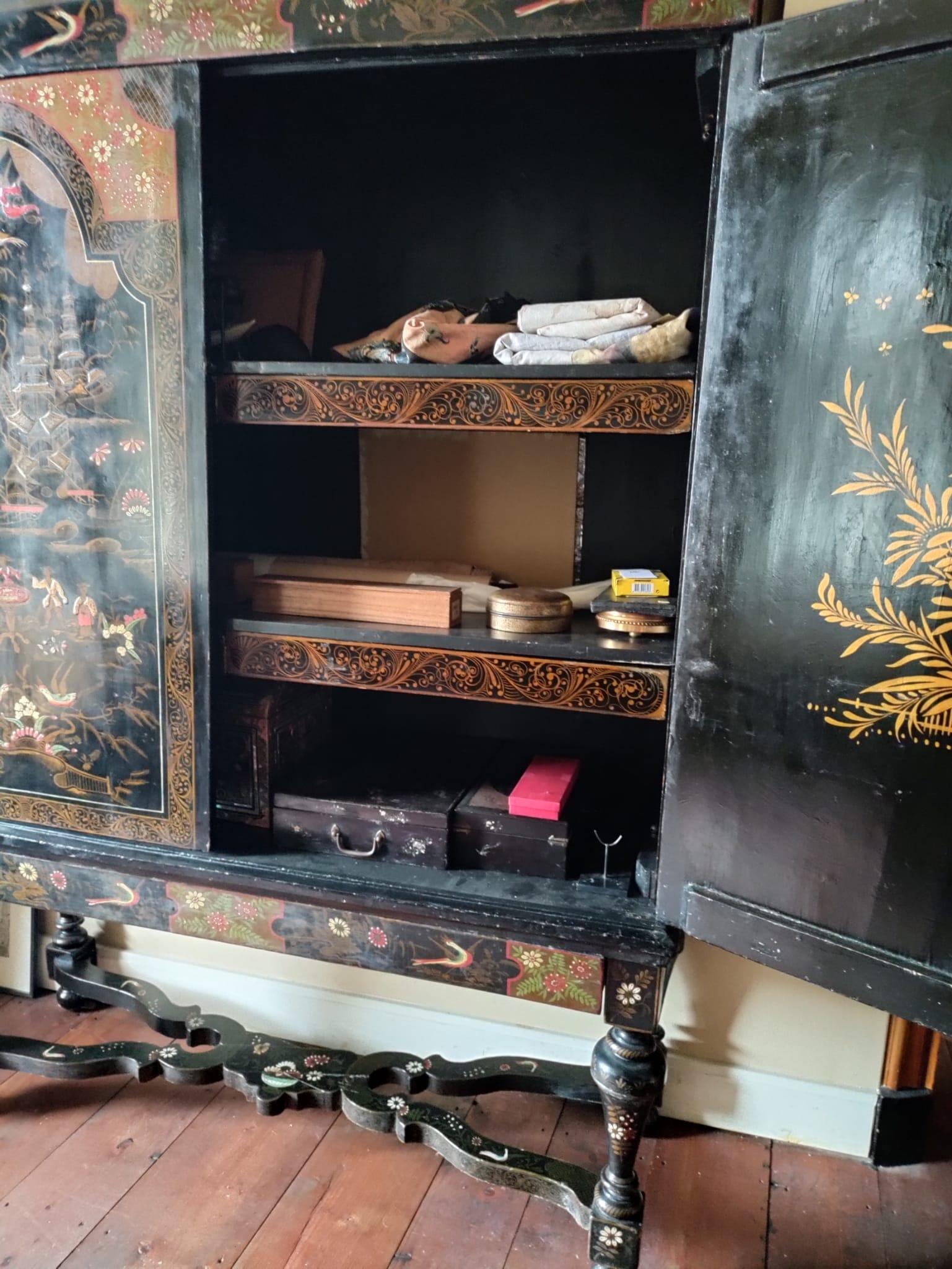 Unique Dutch Lacquer Chinoiserie Cabinet on Stand, Late 17th Century 1