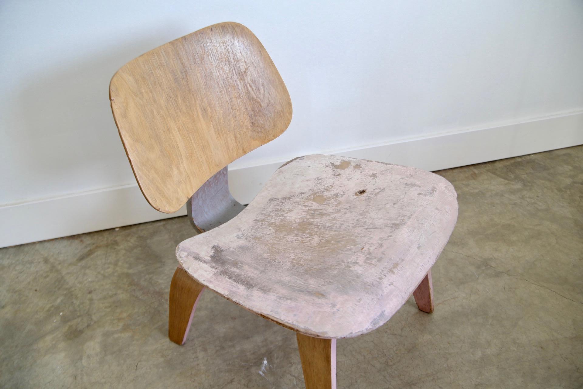 Designer: Charles Eames
Manufacturer: Evans
Period / style: Mid-Century Modern
Country: US
Date: 1940s.